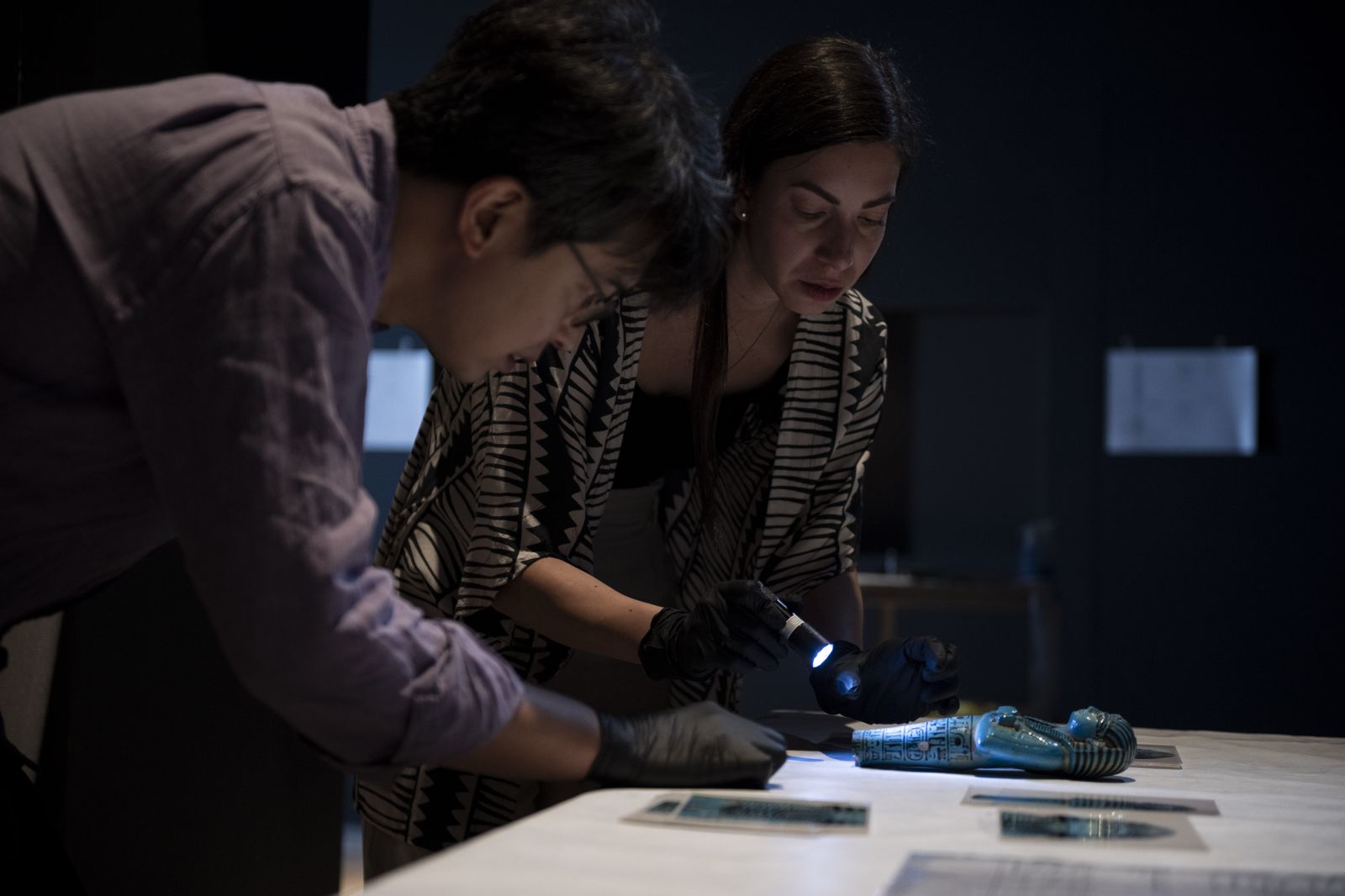 奇美博物館特展《埃及之王：法老》布展過程中，大英博物館與奇美博物館工作人員仔細檢視展品〈塞提一世的沙布提俑〉。（奇美博物館提供）