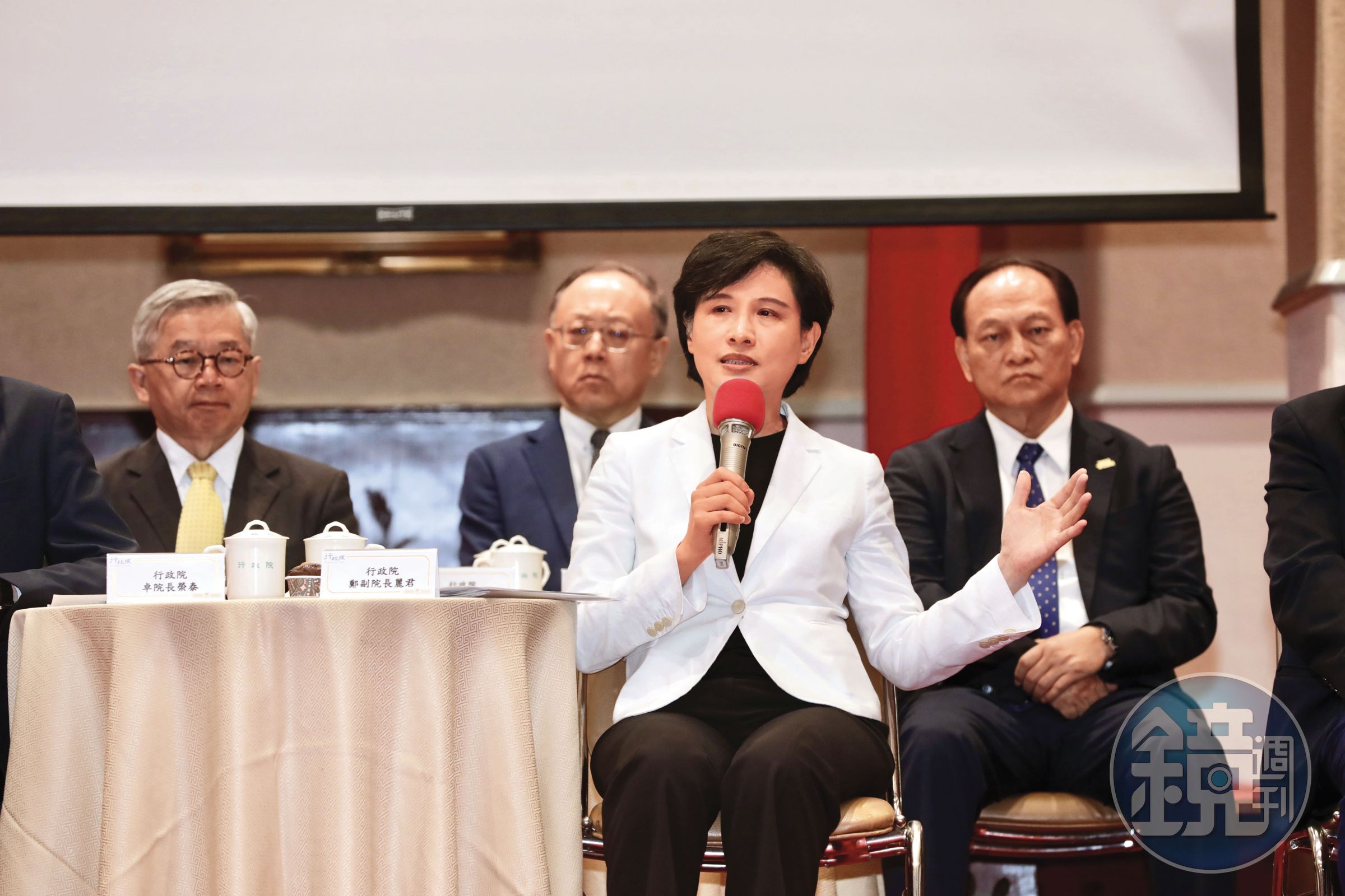 台美談判從來就如黃連解毒湯,不願喝也得喝,若是不喝惹毛川爺,會遭更大之殃。前為率團赴美談判的行政院副院長鄭麗君。(鏡報林煒凱攝)