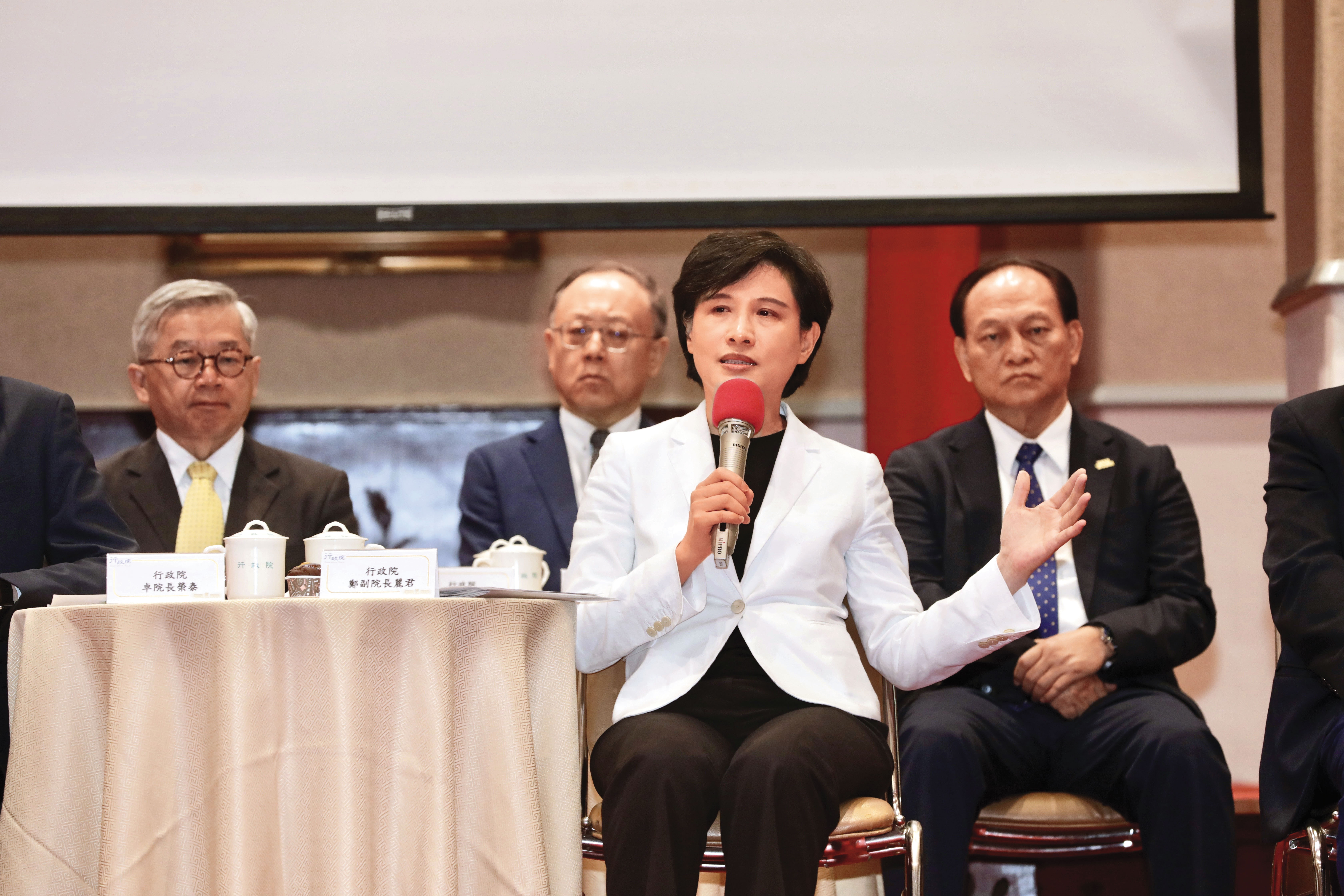 台美談判從來就如黃連解毒湯,不願喝也得喝,若是不喝惹毛川爺,會遭更大之殃。前為率團赴美談判的行政院副院長鄭麗君。(鏡報林煒凱攝)