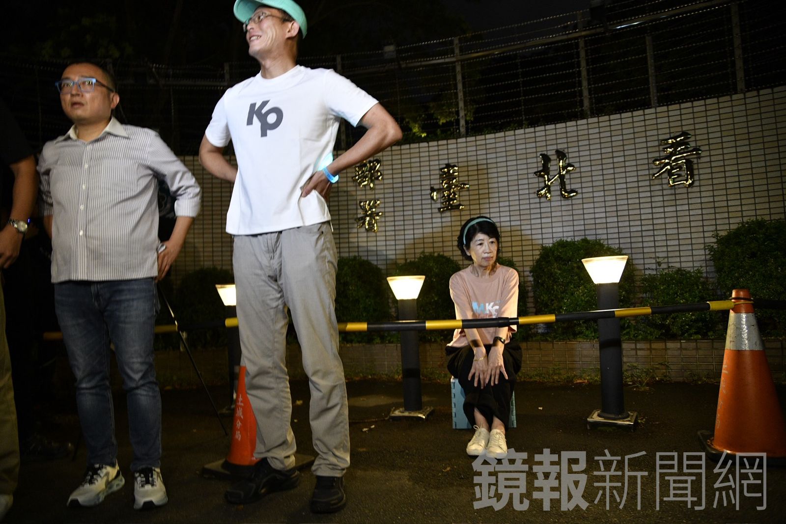 黃國昌昨率領大批小草到台北看守所外陪陳佩琪靜坐、聲援柯文哲。（鏡報李智為攝）