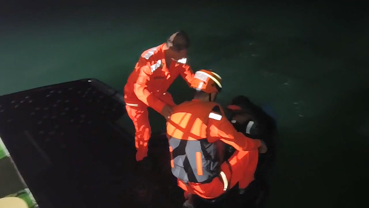 金門海巡第12巡防區26日發現一名男子試圖泅泳偷渡到中國。（海巡署提供）