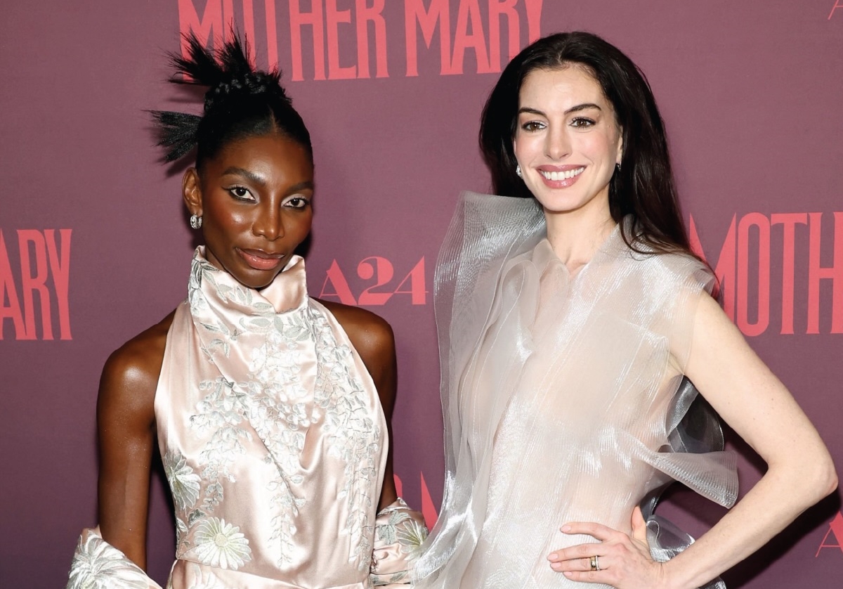 安海瑟薇（右）、麥凱拉柯爾（左）出席《魅影巨星》紐約首映會。（采昌提供）