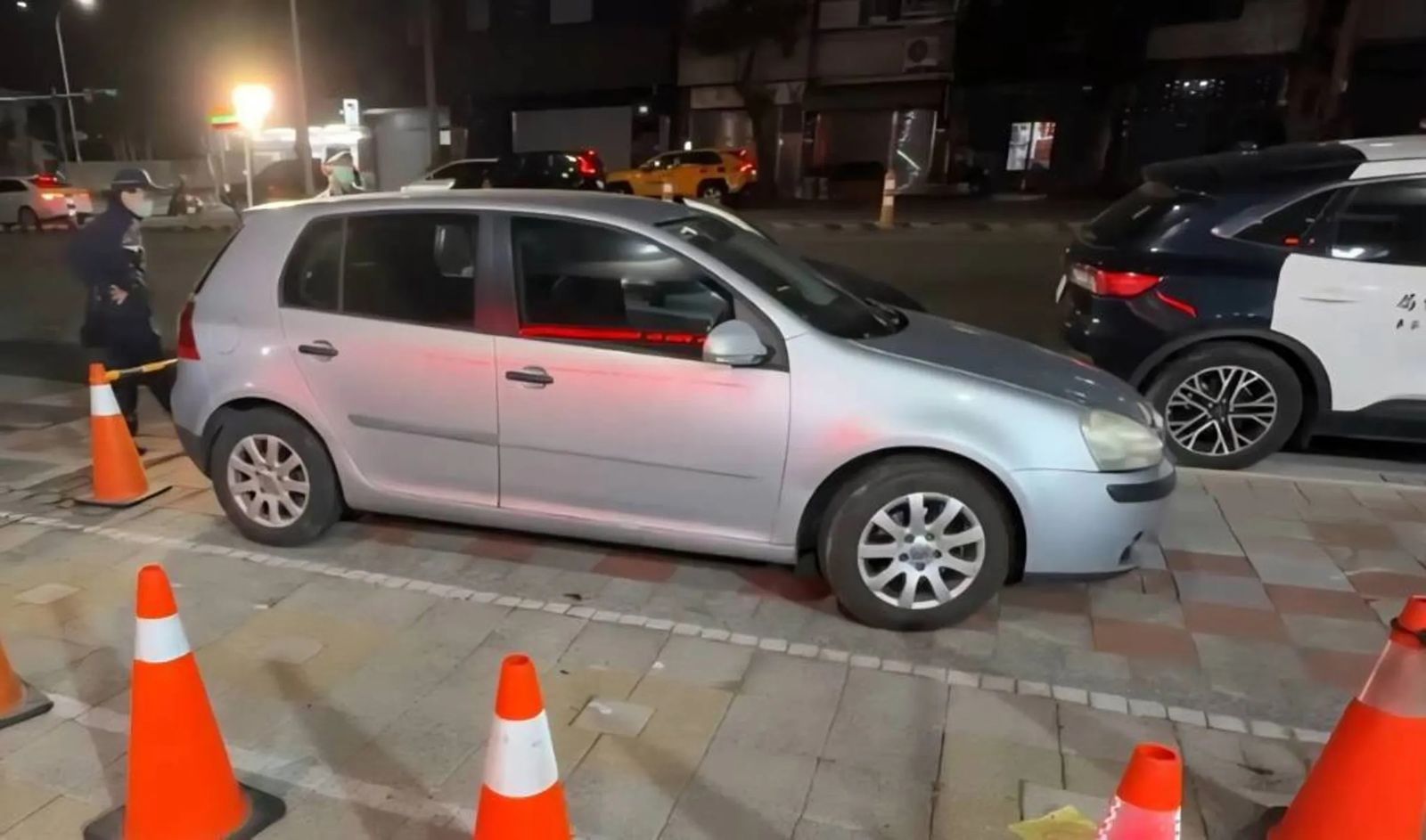 傅姓男子對紀姓女友行凶之後，前往派出所自首，警方才將傷者送醫，但已回天乏術，圖為警方在傅男座車進行採證。（翻攝畫面）