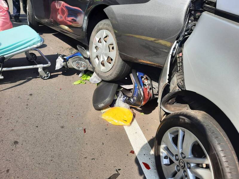 沈姓婦人的機車遭轎車輾過，幾乎整個被壓扁，可以想見當時猛烈的撞擊力道。（翻攝畫面）