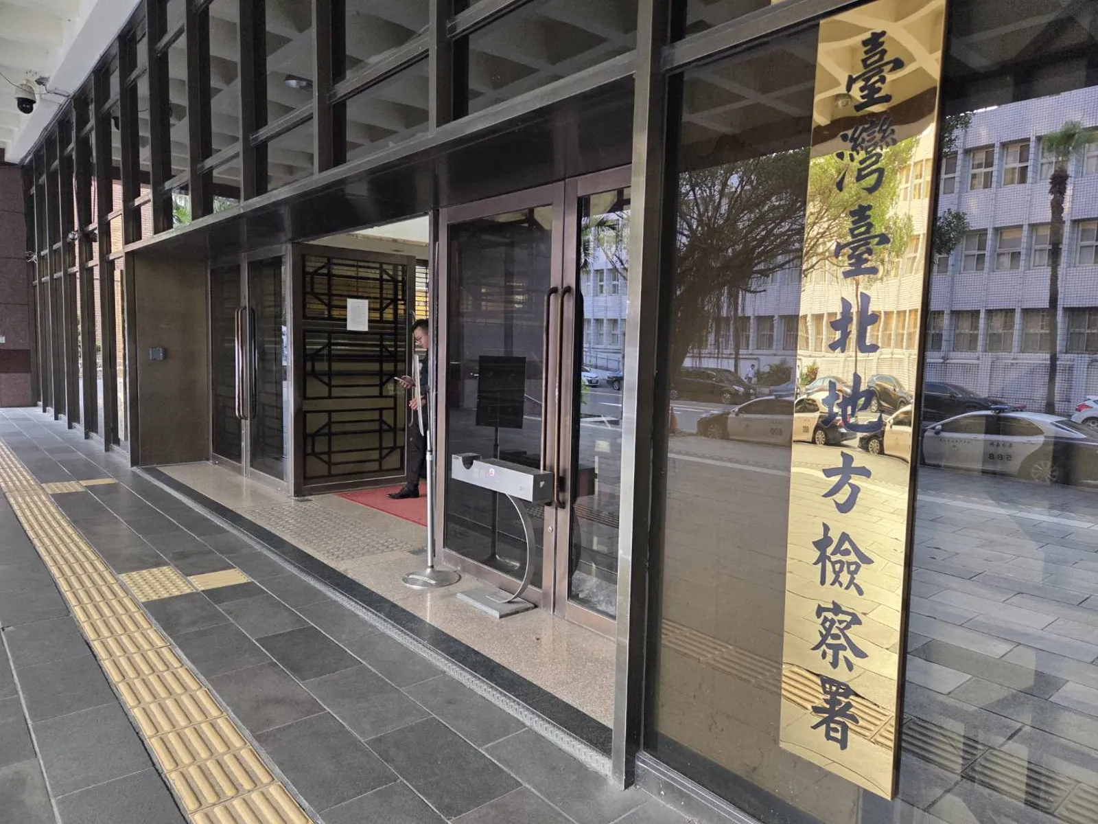 遠雄人壽某通訊處經理，涉嫌偽造保單、投資憑證，20年非法吸金高達4945萬多元。