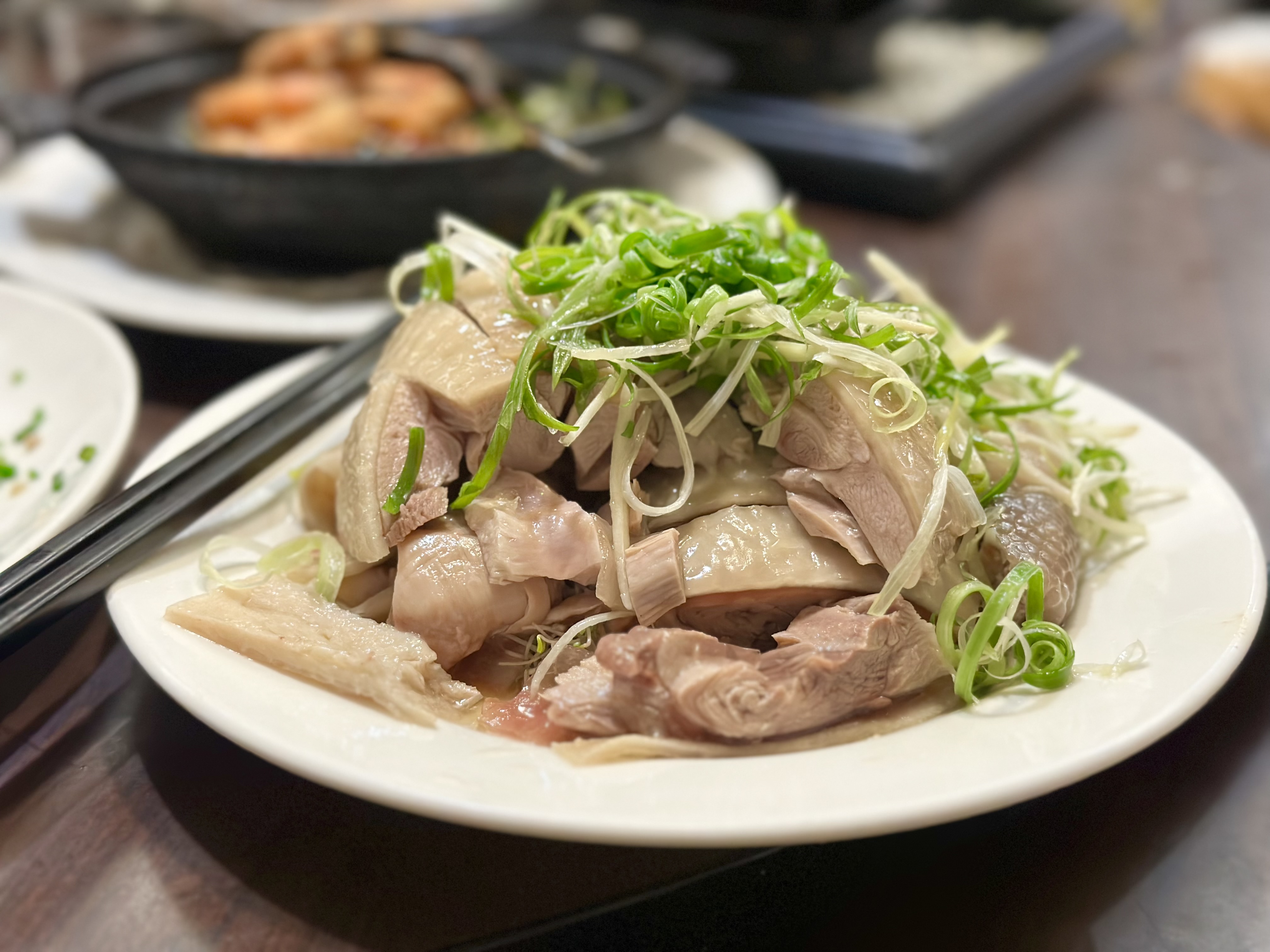 「蔥油雞」雞皮晶瑩軟彈，肉質鮮嫩不柴。（320元／份）