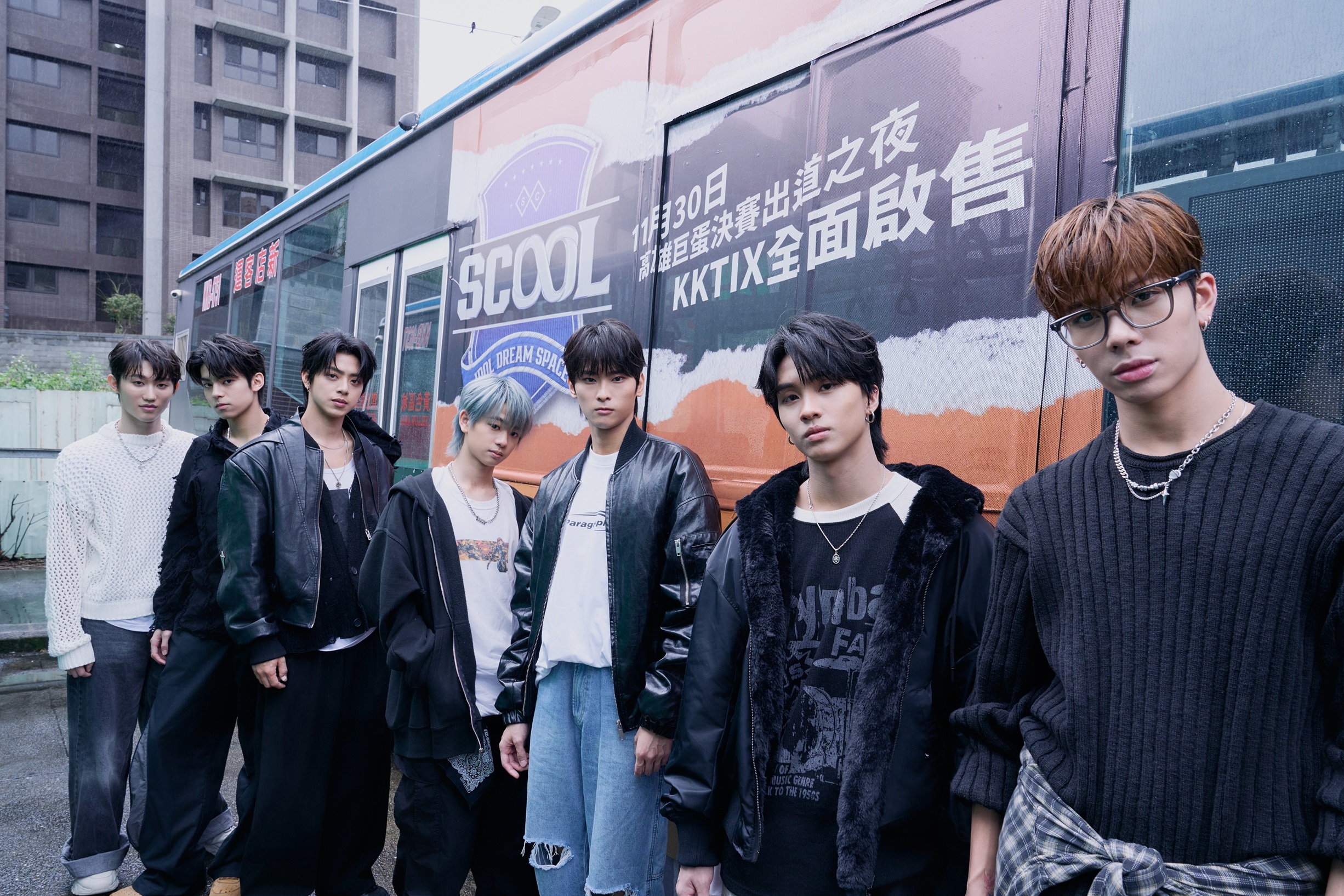 《SCOOL》人氣七強與專屬頭像的公車廣告合照。（左起林川祐、林子宸、陳麒文、誠太、賴耀翔、萊恩和陳柏佑） （天空娛樂提供）