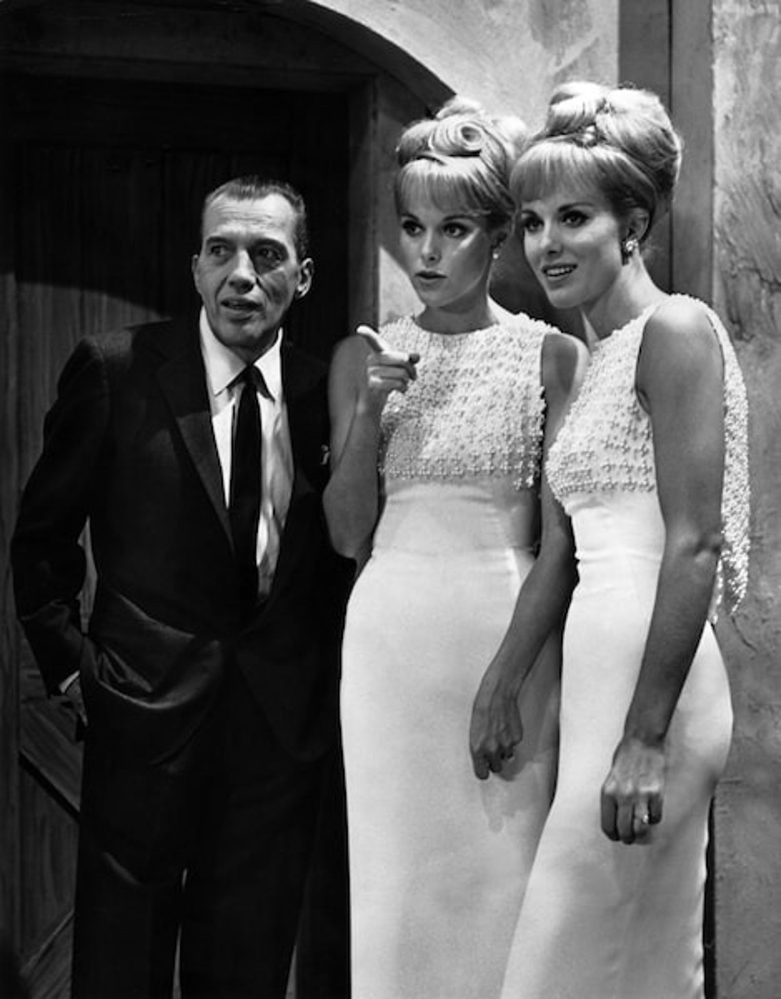 姊妹倆是1950至1960年代歌舞娛樂節目的代表人物。（翻攝畫面）