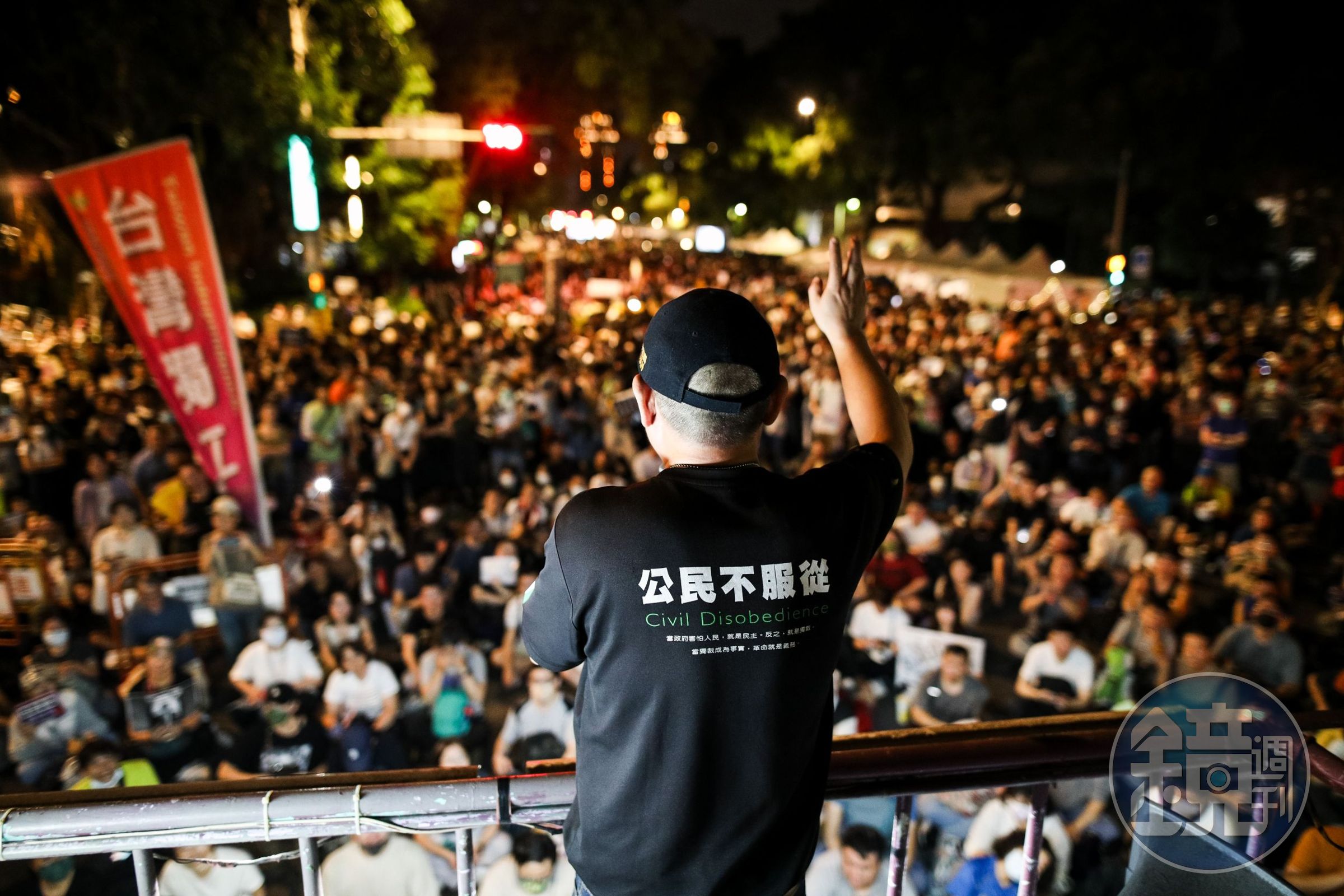 立院外人潮眾多,不同民眾分別上台發表看法。