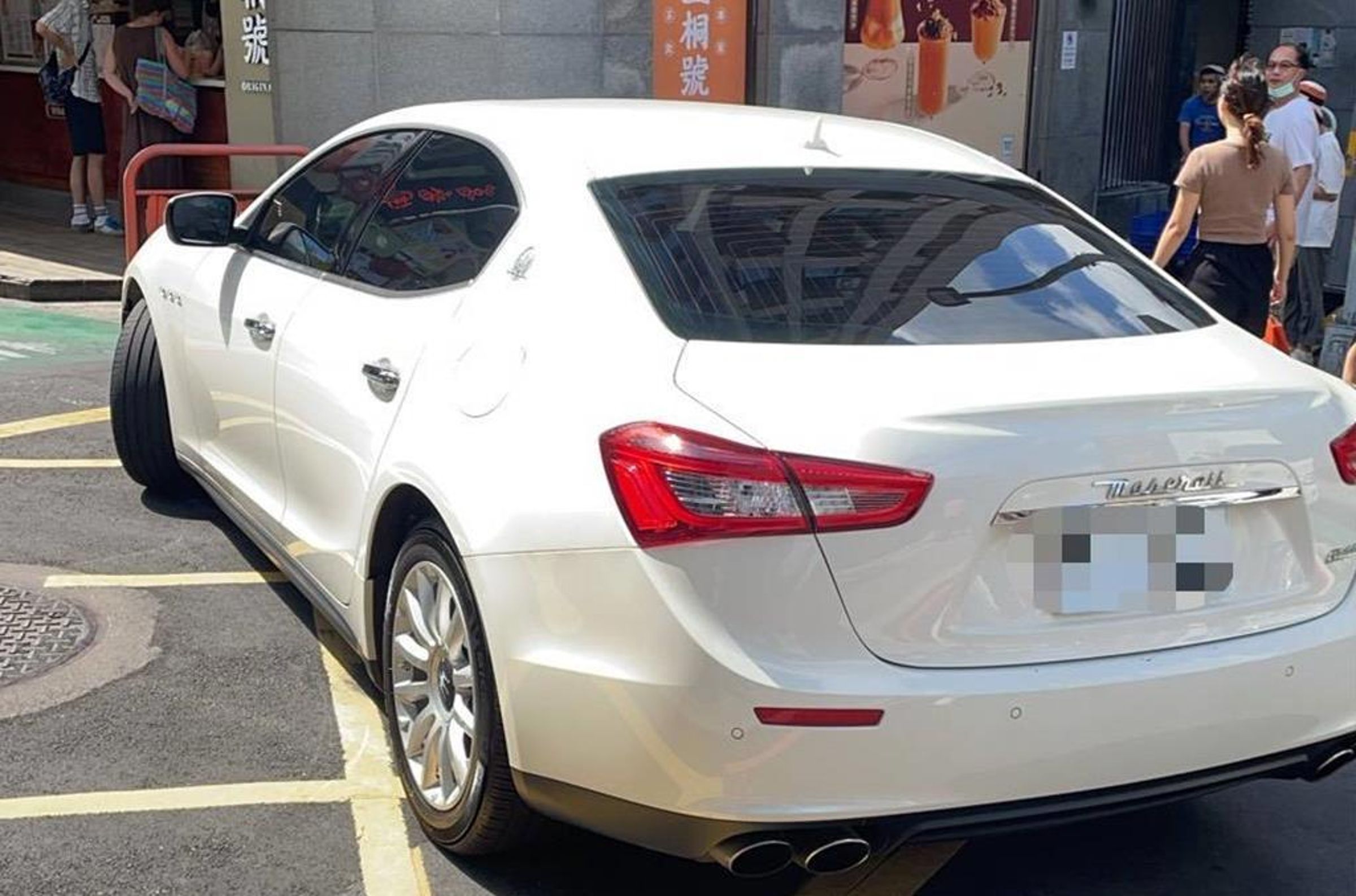 1名瑪莎拉蒂女駕駛下車幫身障人士移輪椅，卻沒想到車門反遭愛犬反鎖。（翻攝畫面）