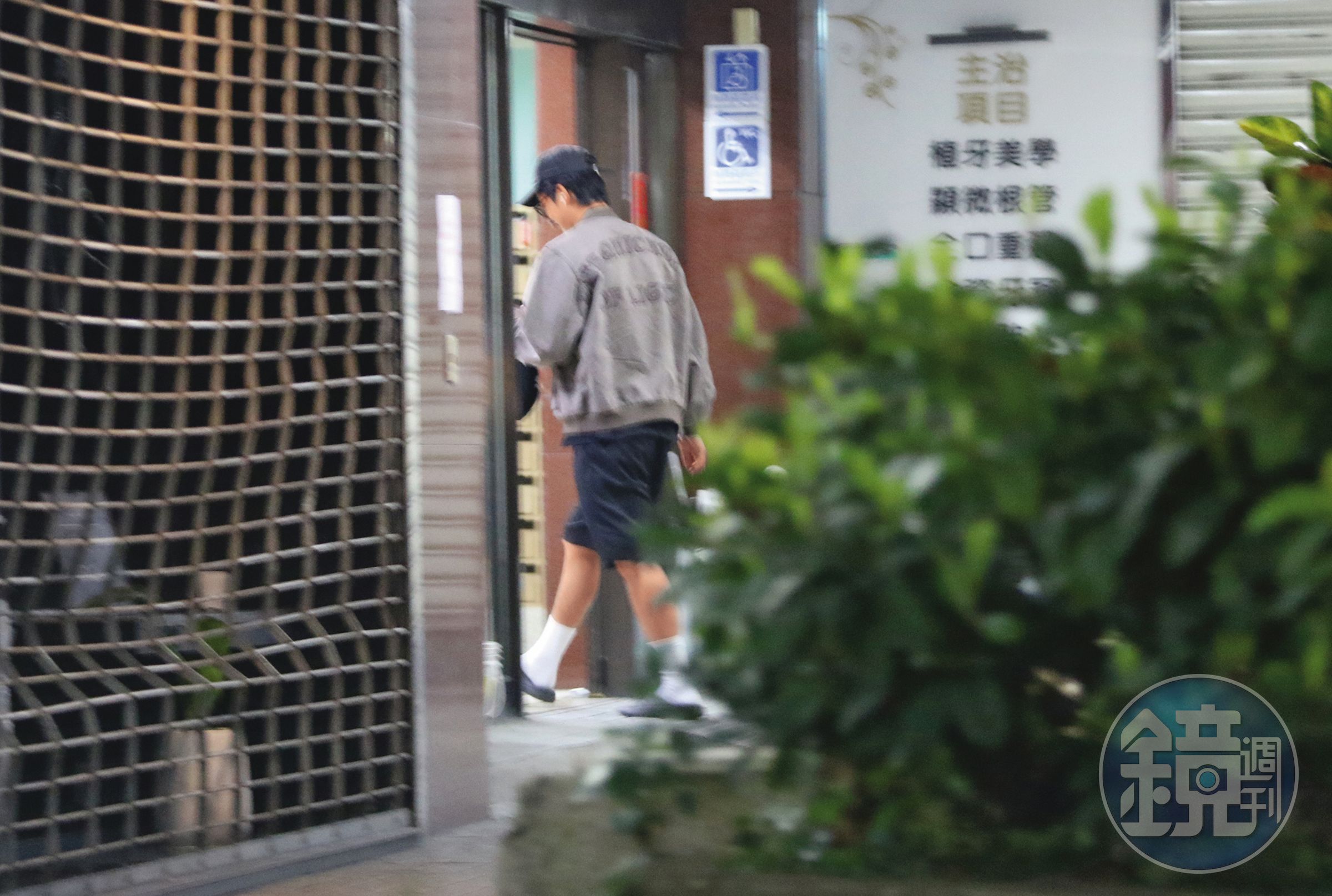 19時05分，傍晚曾敬驊穿上襪子又外出辦事，沒多久回到有羅念等候的家。