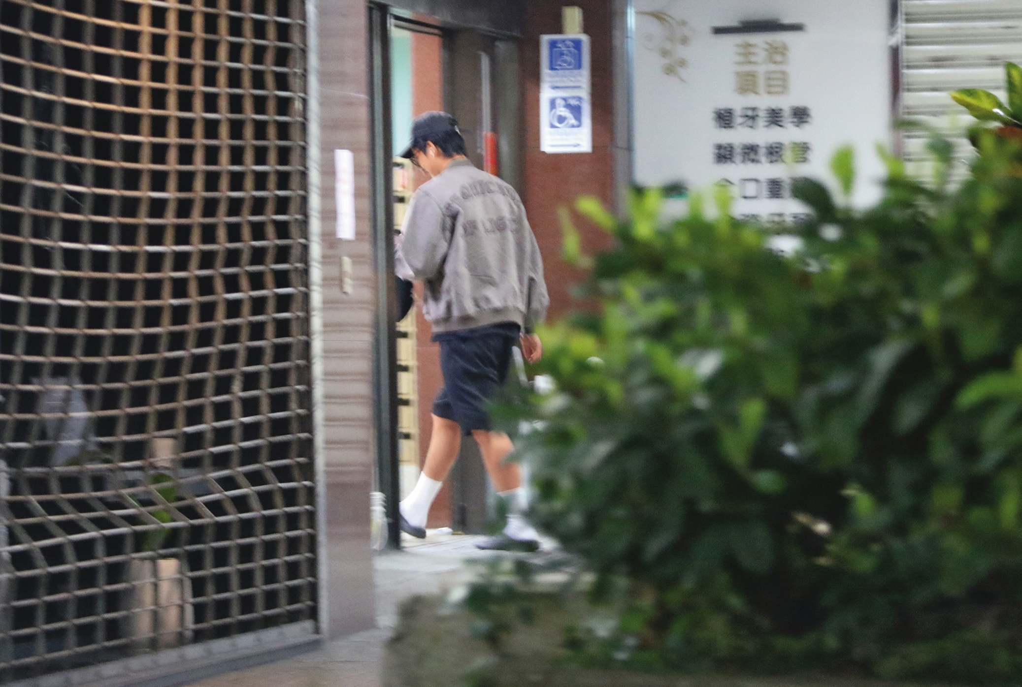 19時05分,傍晚曾敬驊穿上襪子又外出辦事,沒多久回到有羅念等候的家。