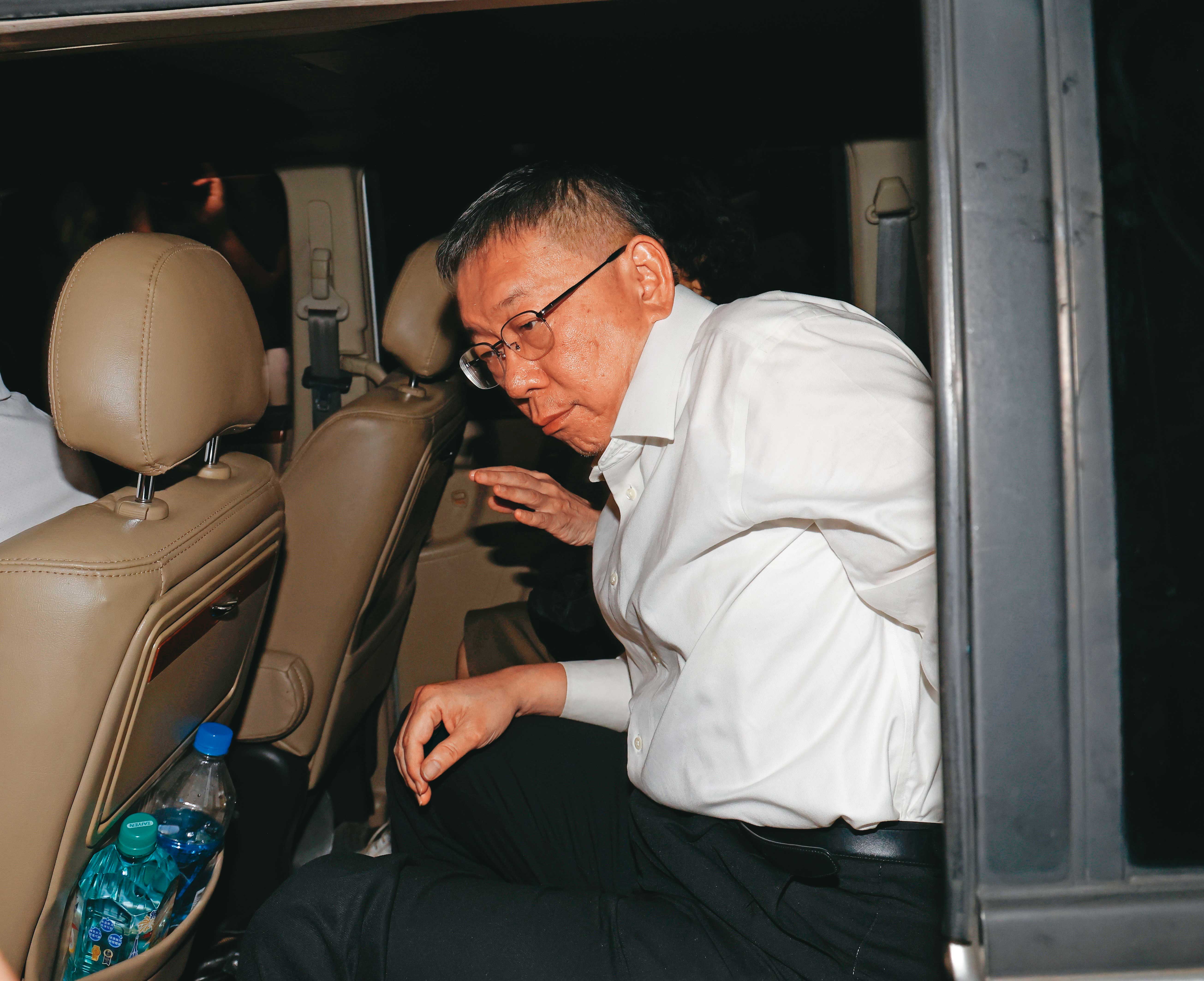 柯文哲無保請回後，和太太陳佩琪直奔好友黃珊珊住處遭質疑有串證之虞。