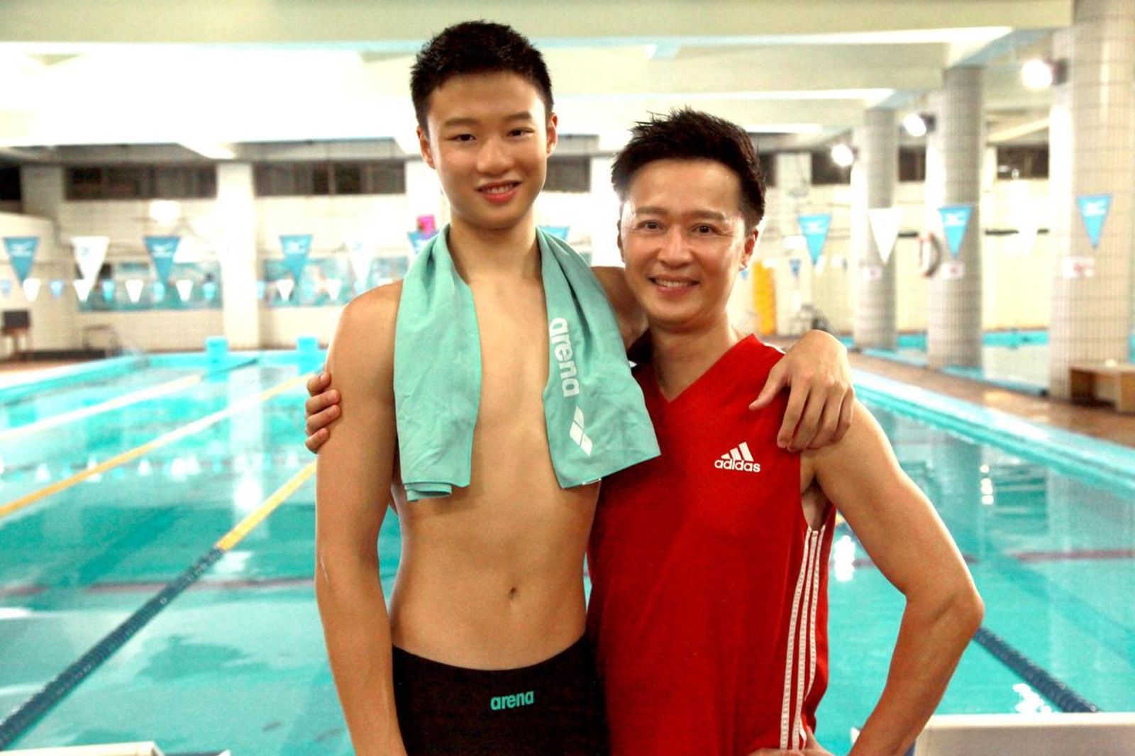 何豪傑有個身高過人的大兒子還沒大學畢業就接下代言。（民視提供）