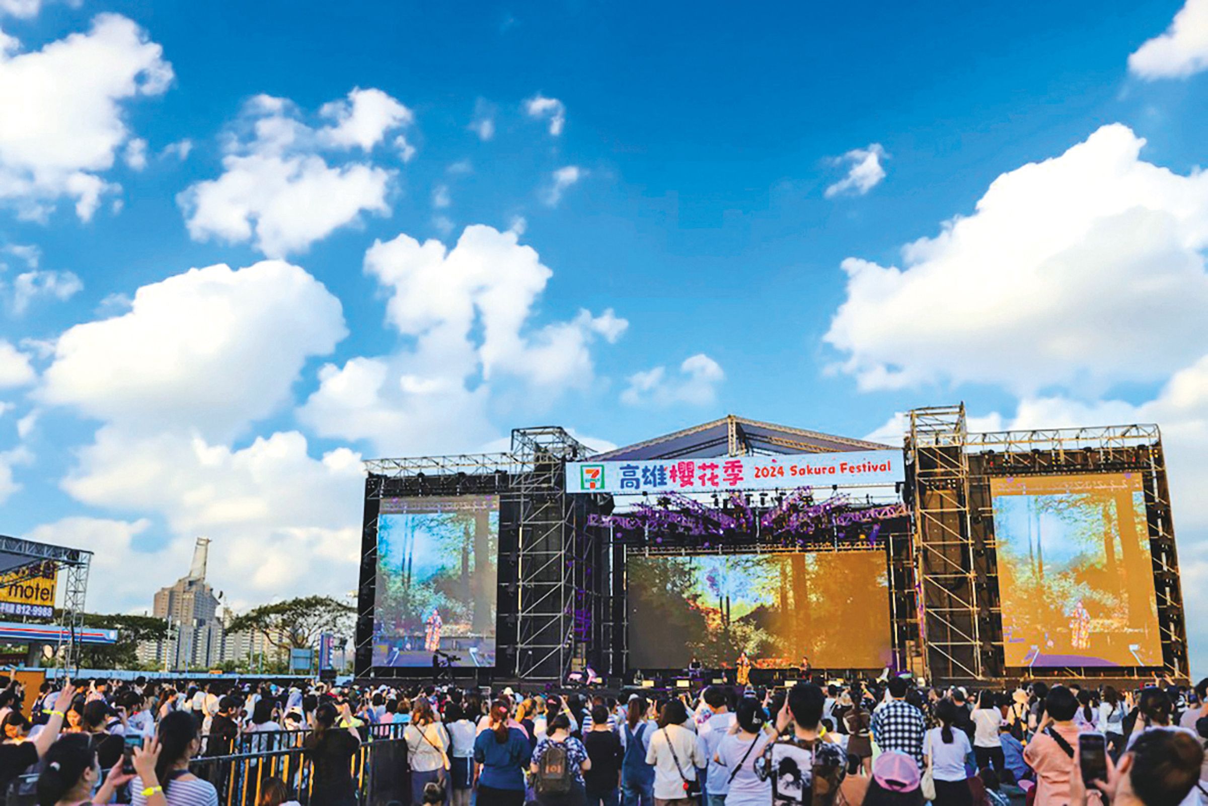 高雄櫻花季去年首屆舉辦即吸引逾6萬名歌迷進場，今年祭出金秀賢、倖田來未等台日韓港巨星陣容。（翻攝自賴瑞隆立委臉書）
