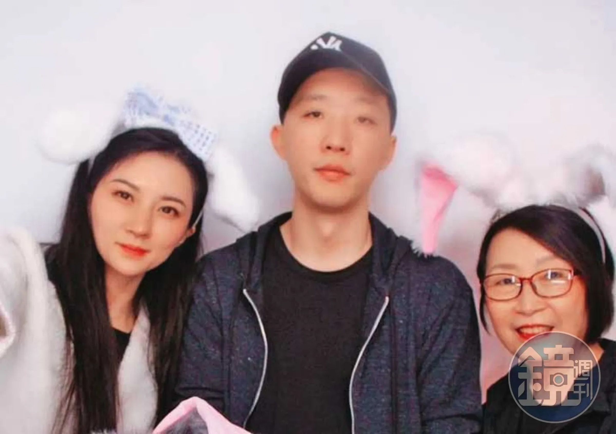 宋晶宜(右)過去曾與兒子(中)、媳婦(左)合照,如今兒媳2人卻形同陌路,走上訴訟。(當事人提供)