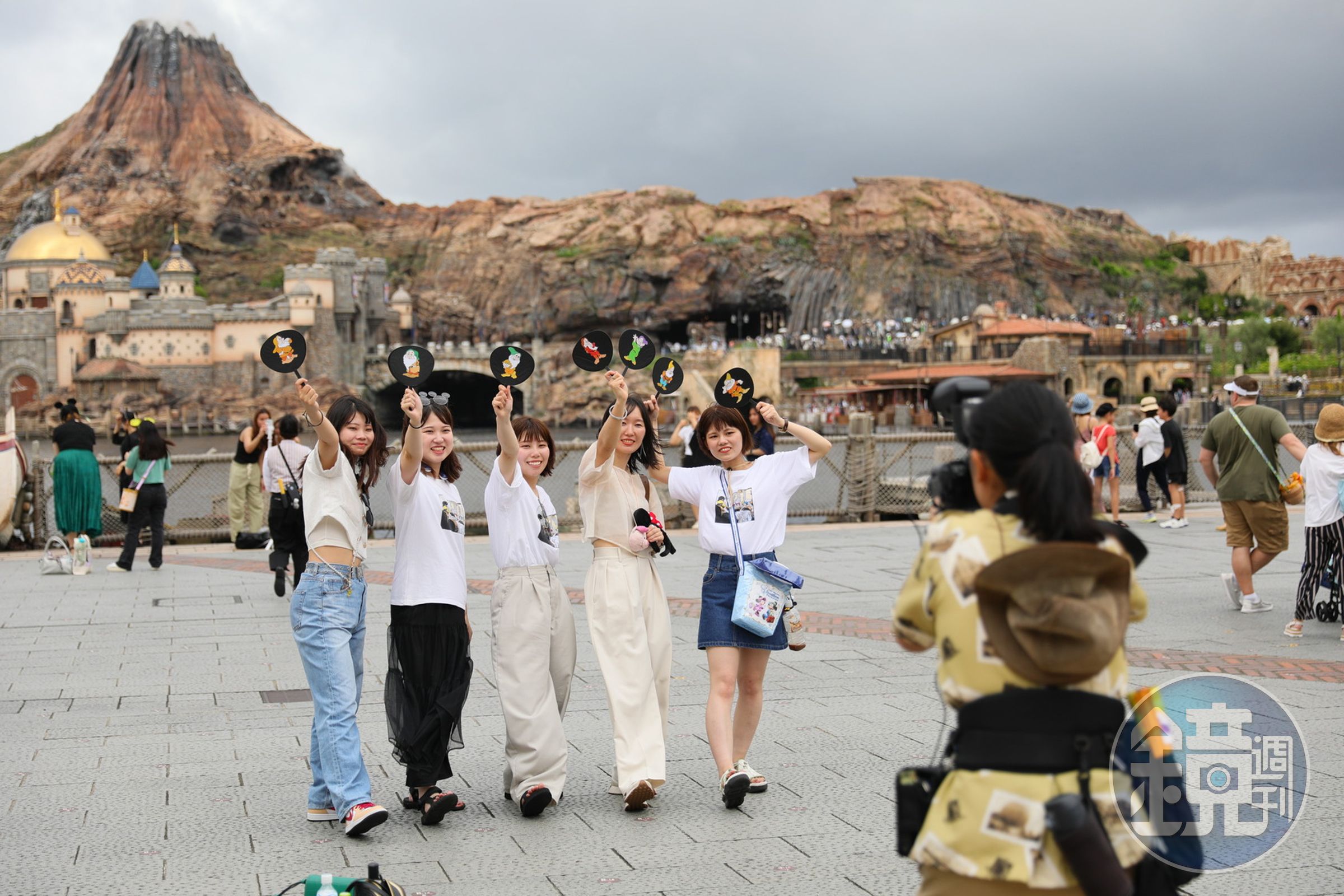 暑假旺季東京迪士尼人潮湧現。