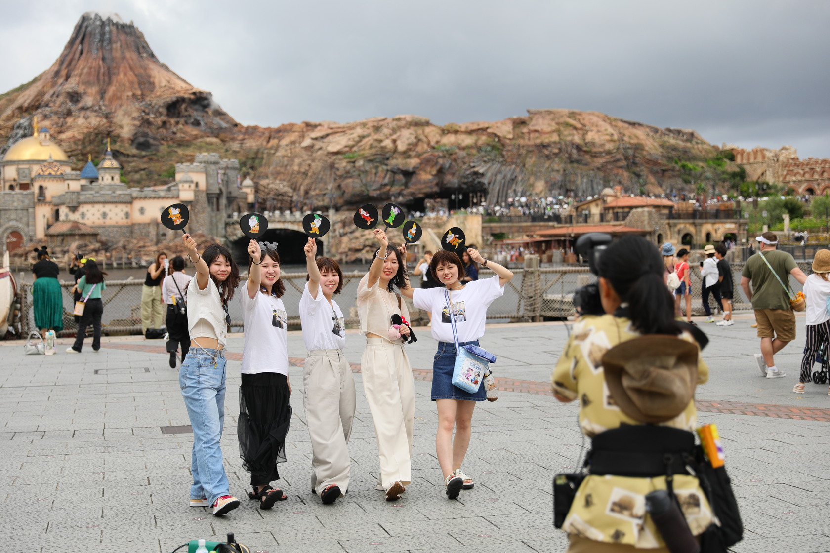 暑假旺季東京迪士尼人潮湧現。