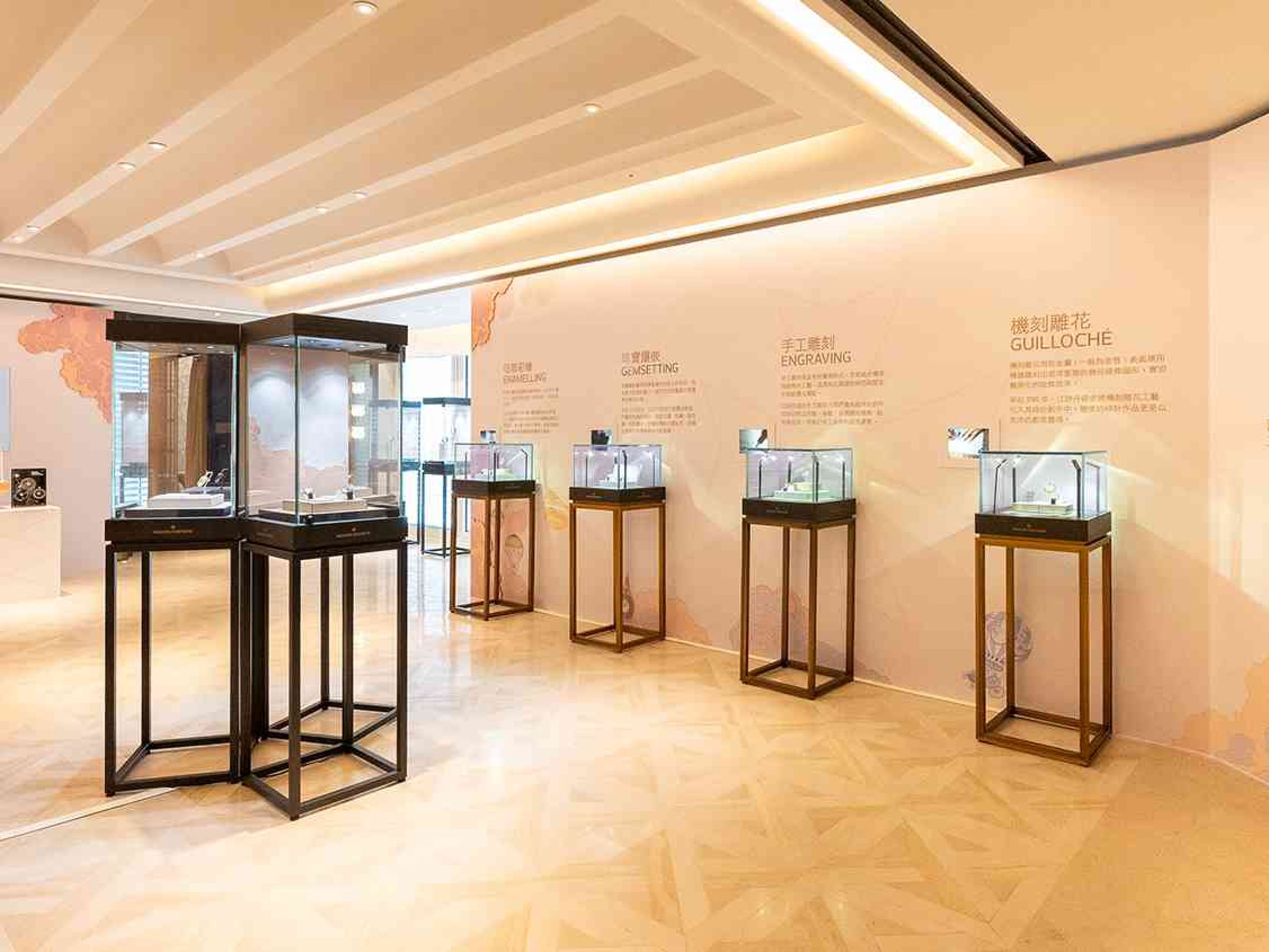 江詩丹頓《高複雜製錶工藝展》以獨立展櫃串起歷史典藏、藝術工藝與當代複雜腕錶,呈現品牌逾270年的製錶路徑。
