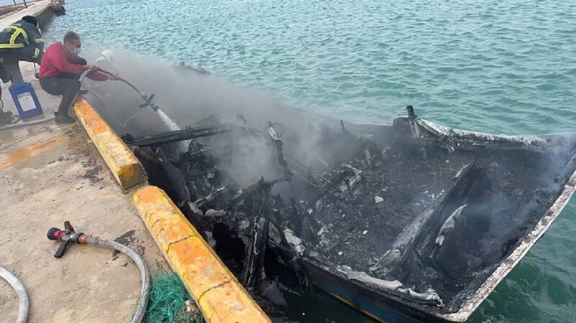 澎湖發生漁船失火燒毀，漁船幾乎全毀。（翻攝畫面）