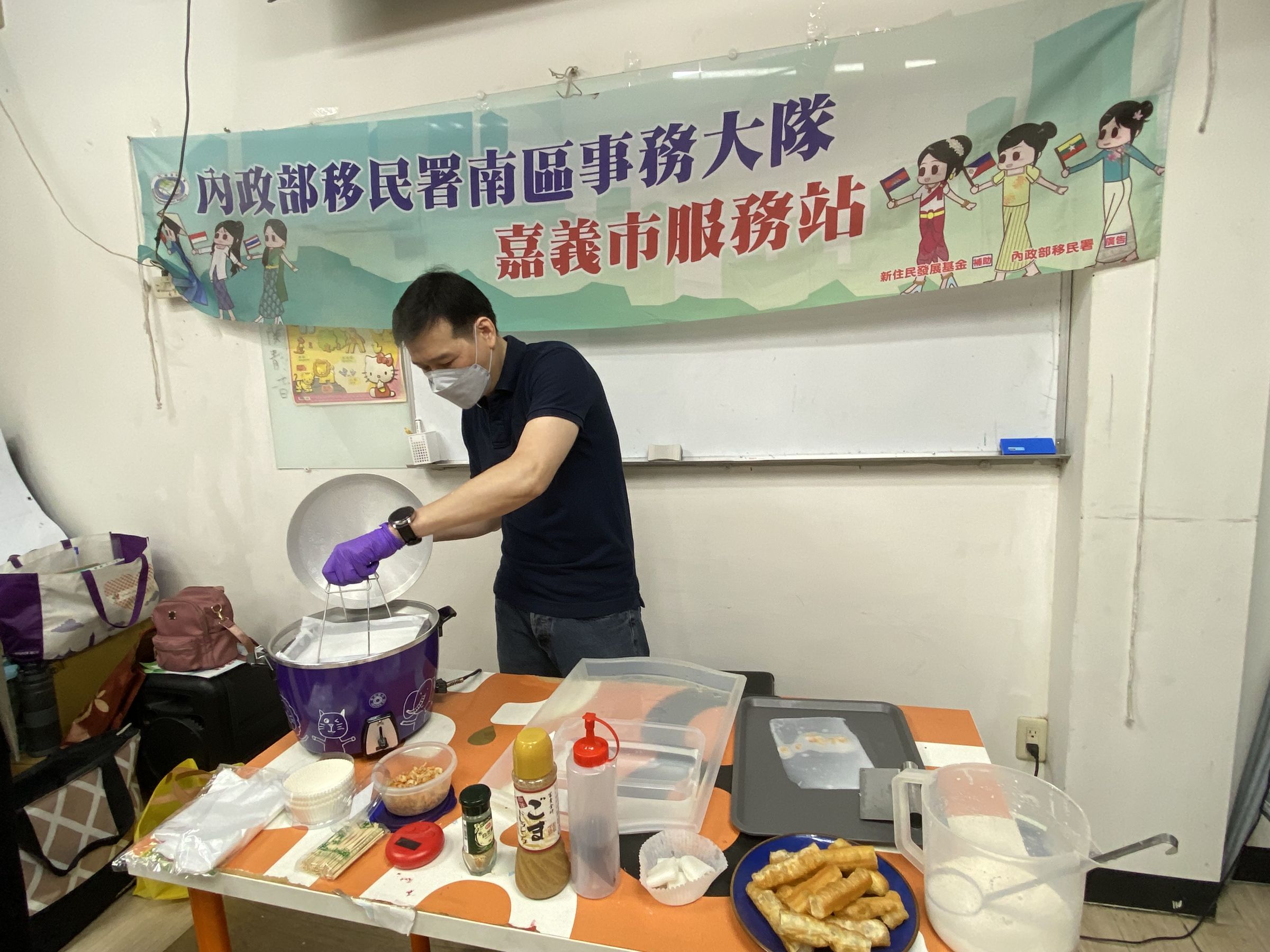 講師何炳賢傳授大家如何以電鍋製作港式腸粉。(翻攝畫面)
