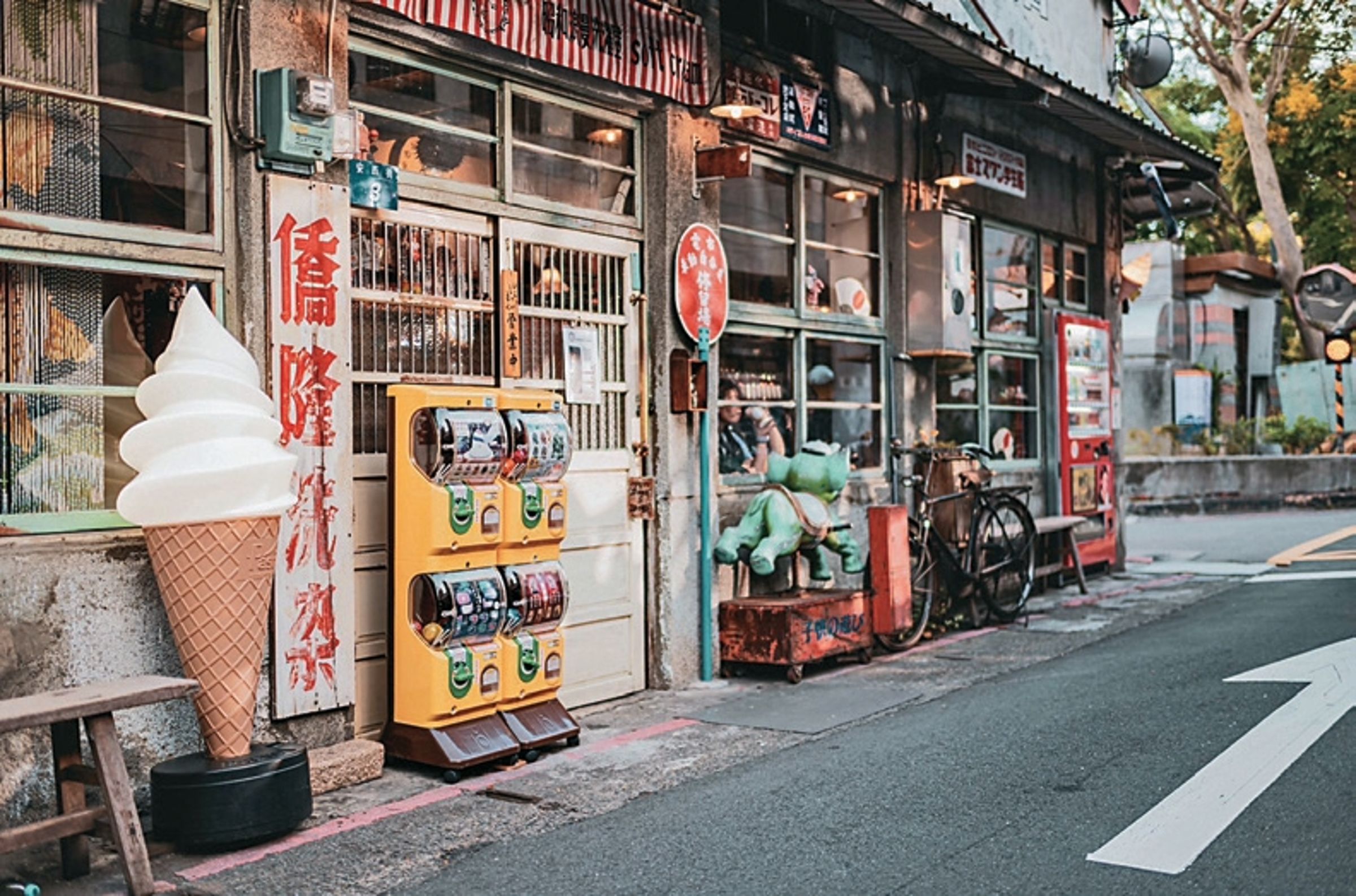 「昭和浪漫洗濯屋」保留洗衣店的老招牌,並將懷舊物件陳列在店門口,營造復古氛圍。(圖/昭和浪漫洗濯屋)