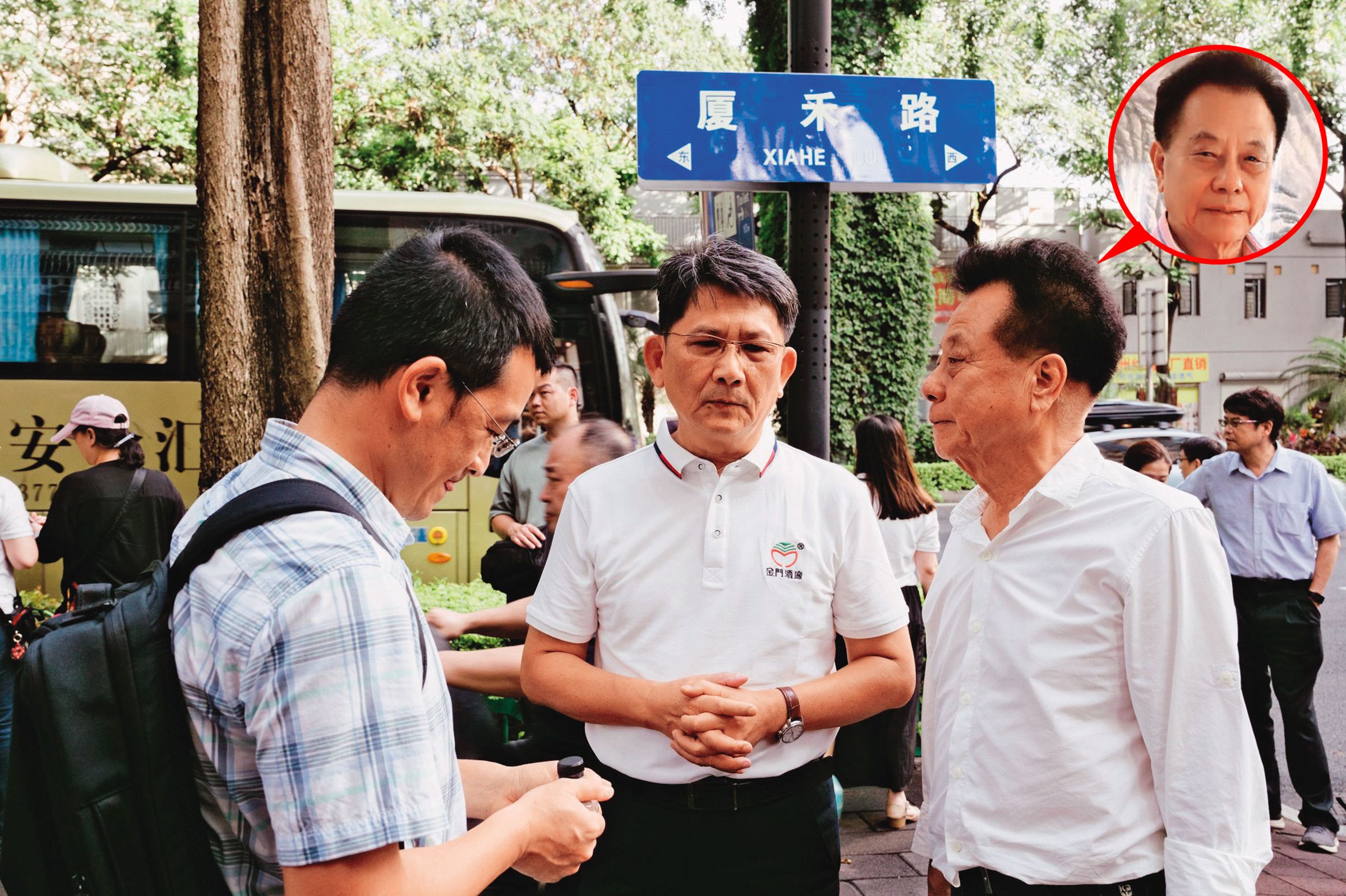前金酒董座謝世傑(中)曾任金門縣府祕書長,即便地方資歷深,仍被洪允典(右)「拍桌」嗆聲。(翻攝董森堡臉書)