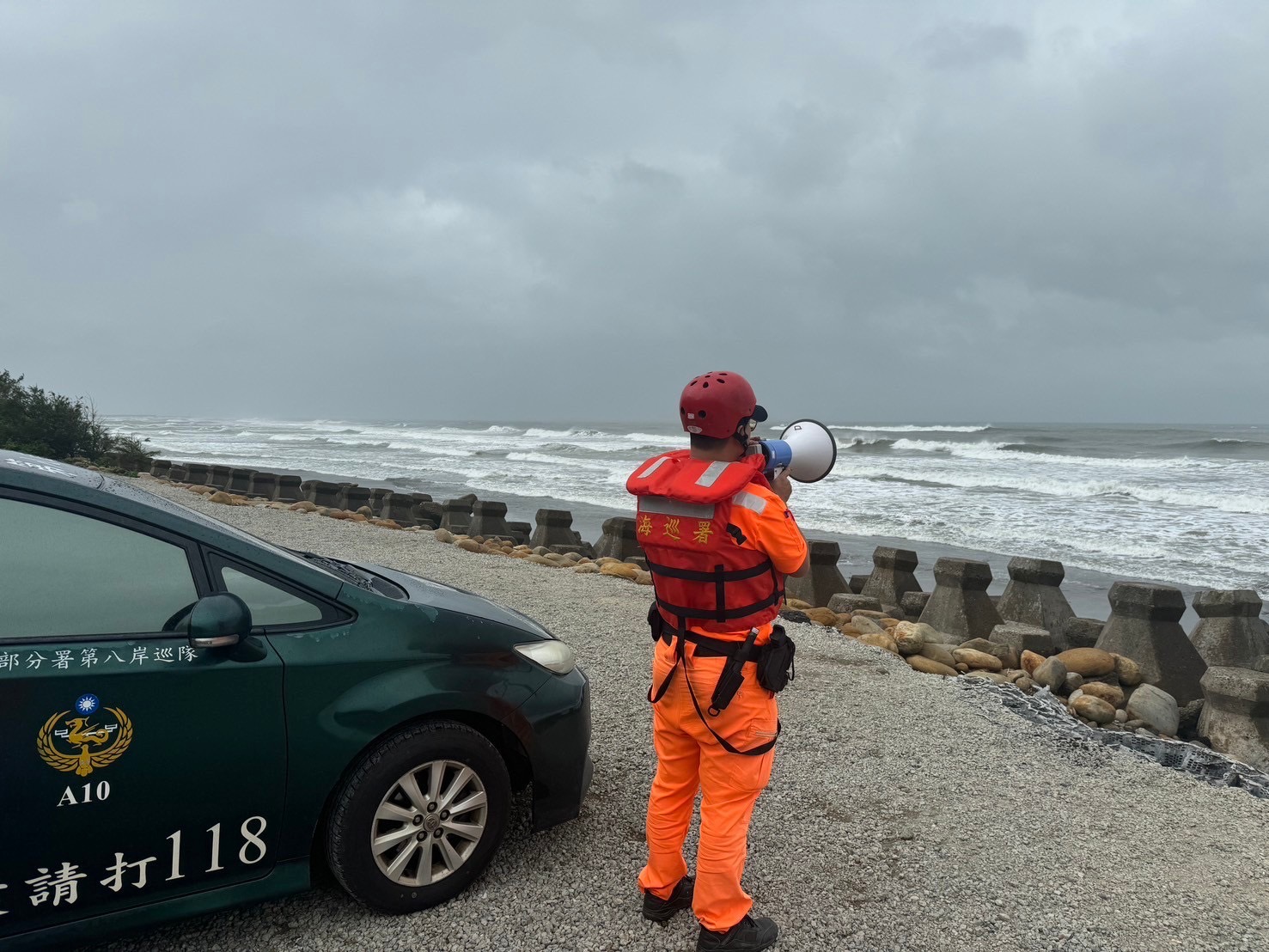 海巡人員勸離民眾。（海巡署提供）
