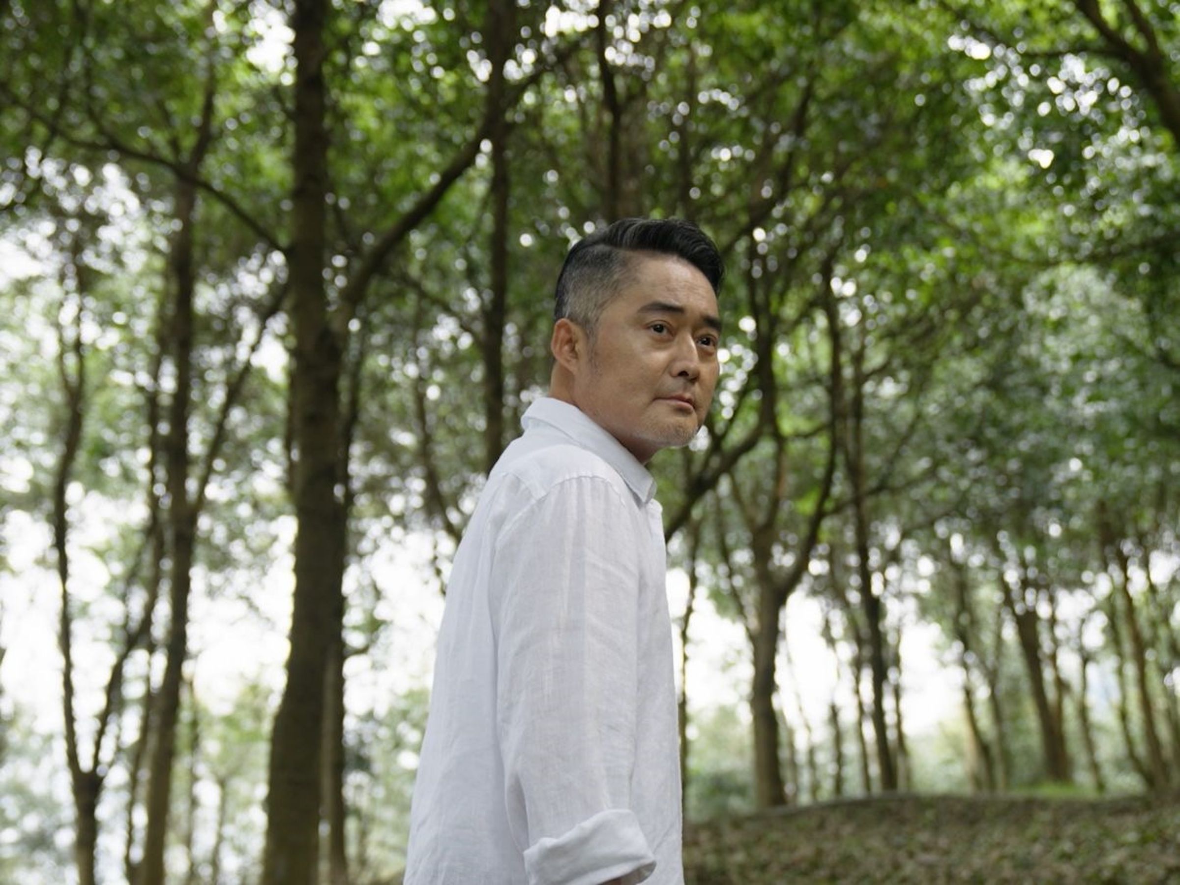 江國賓為了八點檔角色訂製西裝。（三立提供）