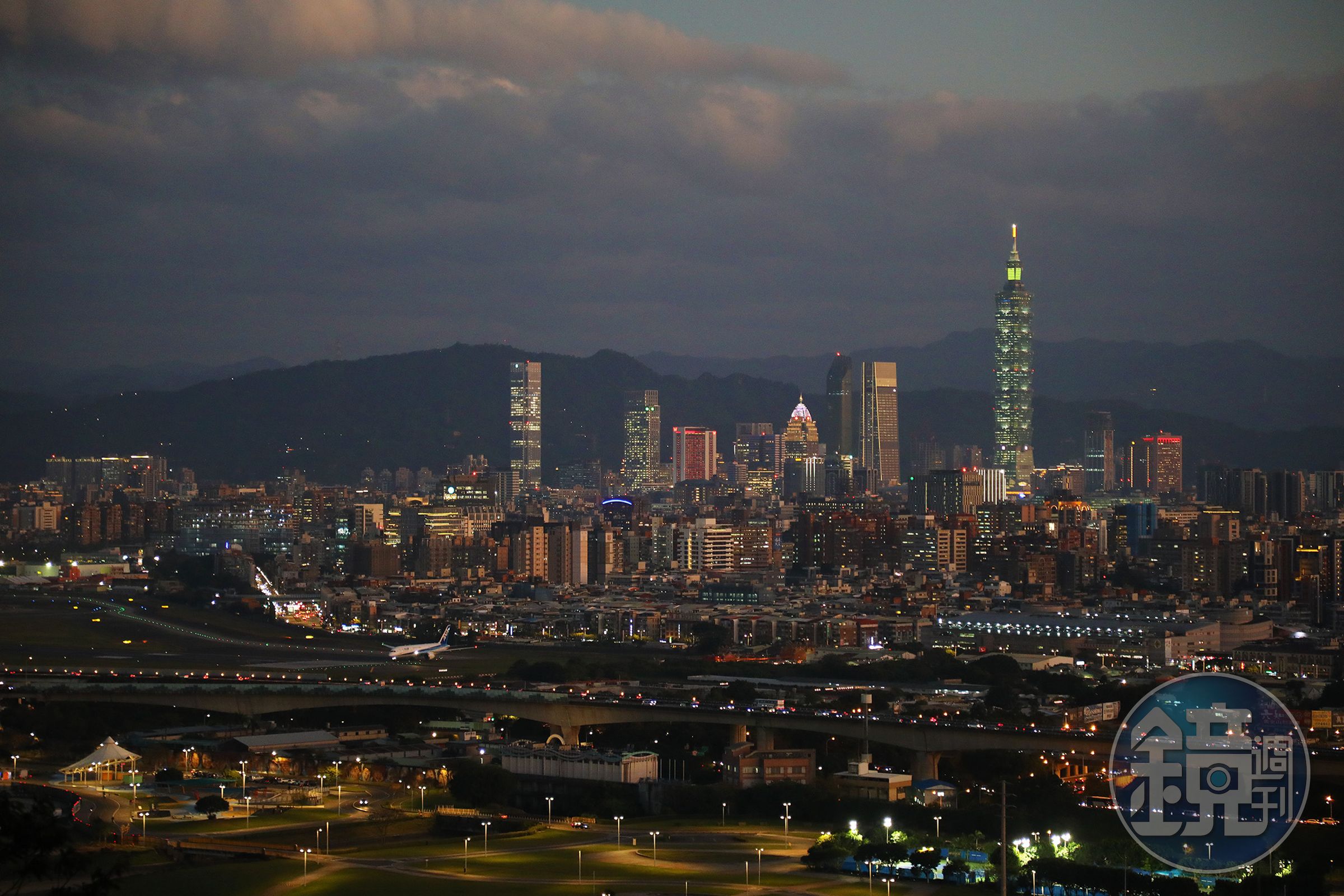 從方舟平台能欣賞松山機場燈火、信義區摩天大樓與城市車流交織成絢麗夜景，讓台北的繁忙與浪漫同框。