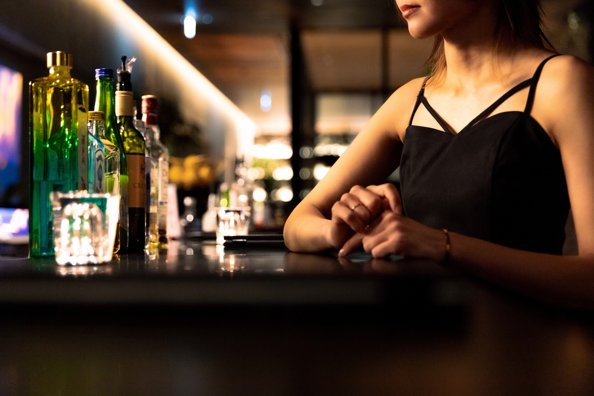 男網友透露與姐姐交往的好處，坦言姐姐不僅出手大方，而且床技一流。（示意圖，photoAC）