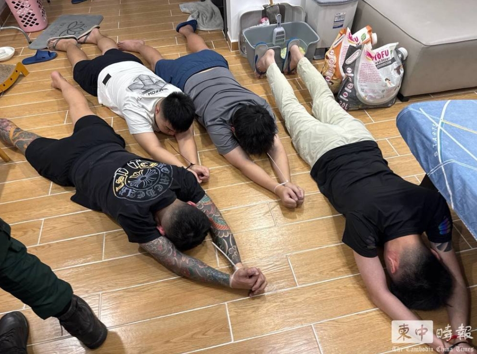 嫌犯遭上束帶、被警方要求乖乖趴在地上。（柬中時報）