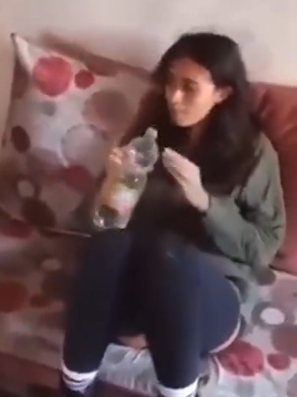 哈瑪斯武裝份子釋出挾持阿迦曼妮的畫面。（翻攝自X）