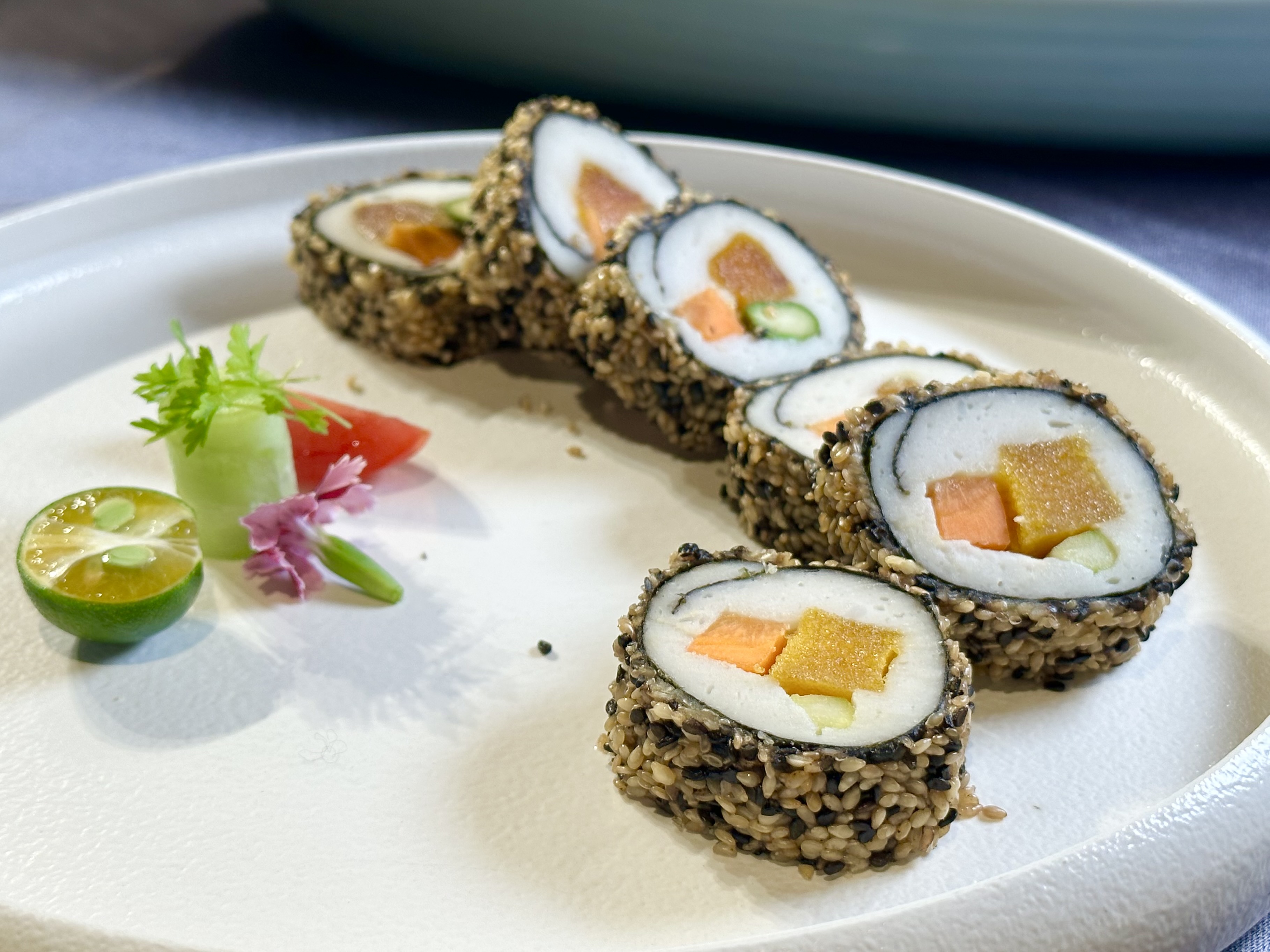 「府城芝麻烏魚子捲」充滿海味與芝麻香氣。（880元／份）
