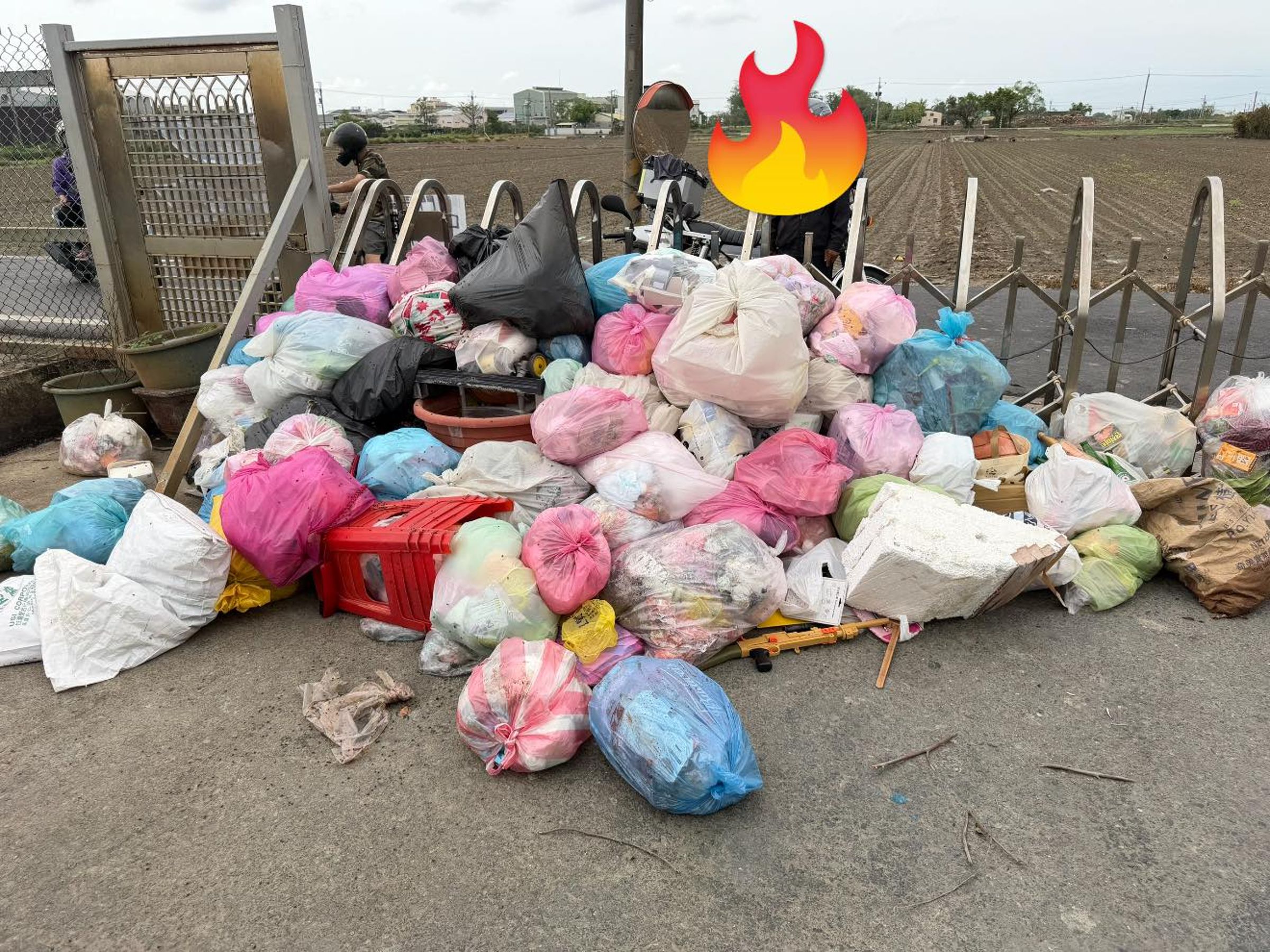 清明連假期間,台南西港區清潔隊大門被堆滿垃圾。(翻攝自臉書社團「我是西港人」)