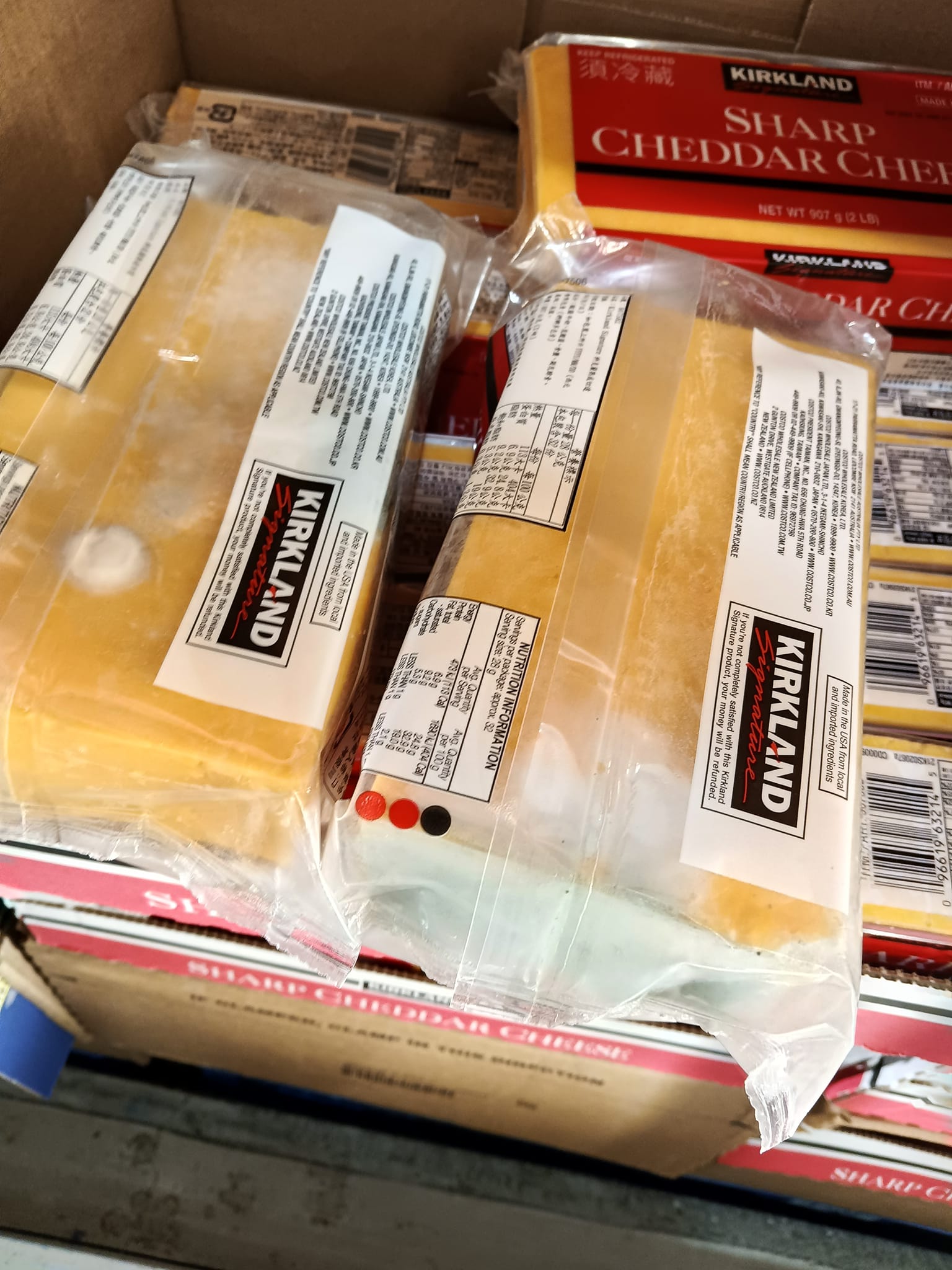 有消費者在好市多購買起司,發現數包有發霉的情況。(翻攝自Costco好市多 商品經驗老實說)