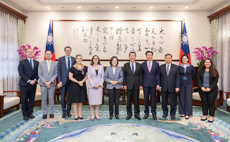 訪賓一行由外交部長吳釗燮(右4)、美國在台協會台北辦事處處長孫曉雅(左4)陪同。(總統府提供)