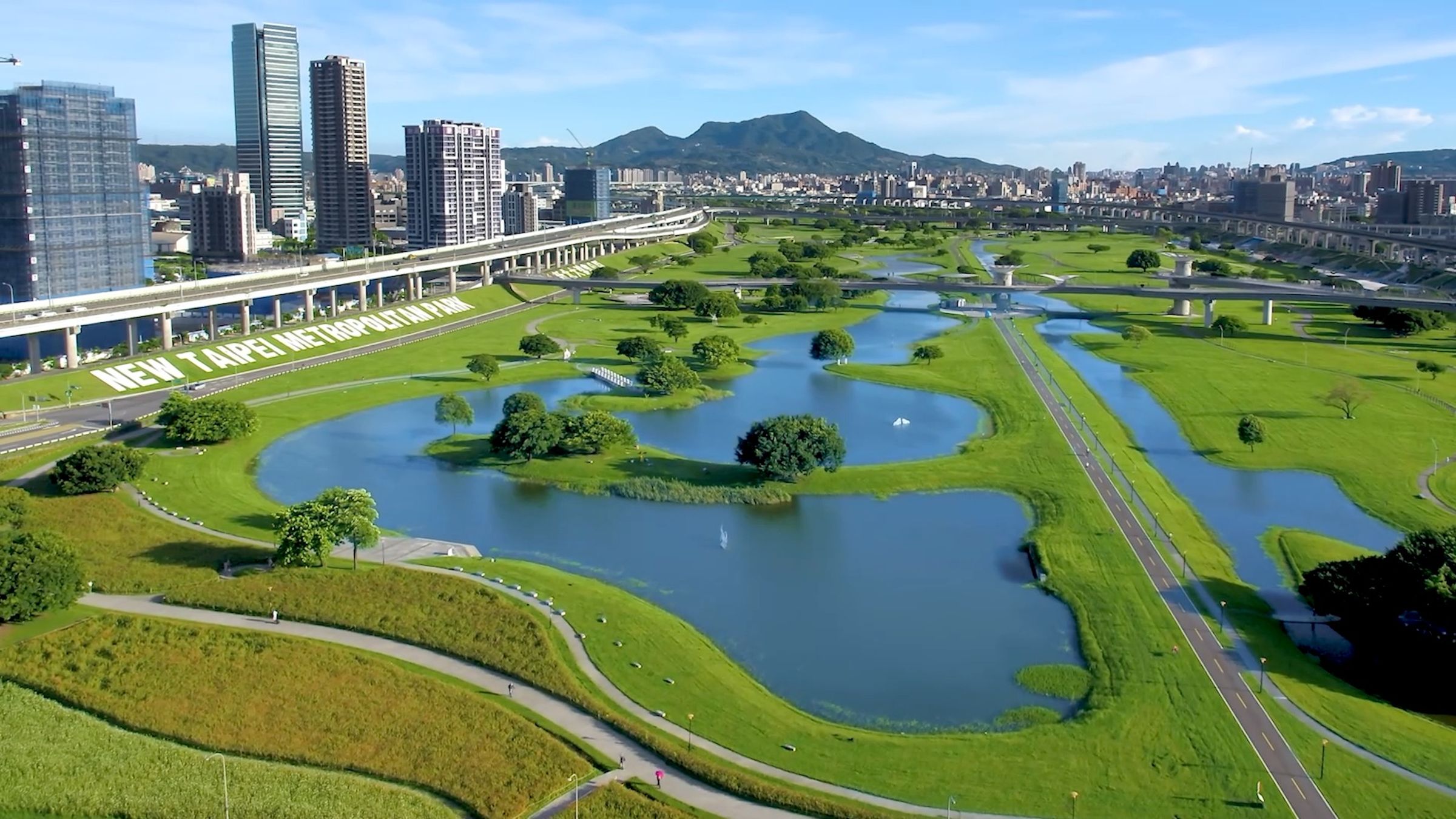 基地鄰近424公頃新北大都會公園，設有運動、親子、共融設施，每年吸引逾千萬人次，是假日休閒與日常散步的好去處。出門就能擁抱綠意，享受城市少有的自然資源。