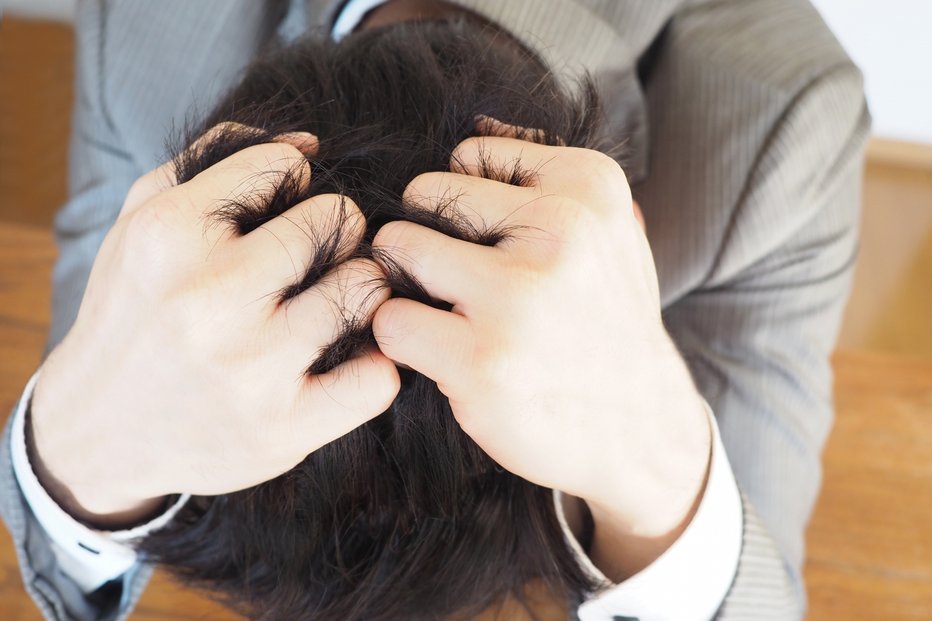 中國企業傳出團體訓練強逼員工「吞火」，多數員工礙於壓力只能硬著頭皮照坐。（示意圖，photoAC）