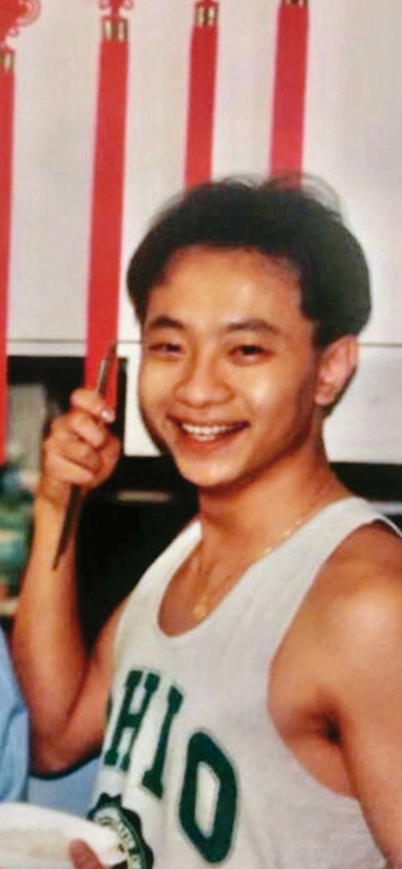 年輕時酷似藝人張國榮的王劭仁是學校風雲人物。（王劭仁提供）