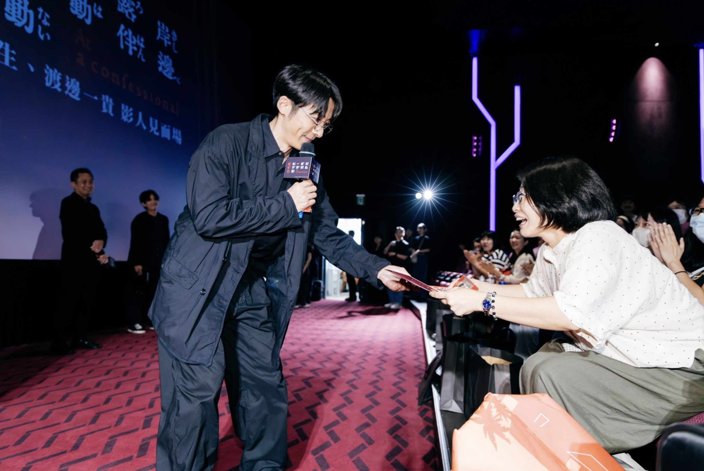 李家雯心理師為了追高橋一生,創立粉專,也曾搭乘紅眼班機,一天來回日本只為了看偶像上台演出。(李家雯提供)