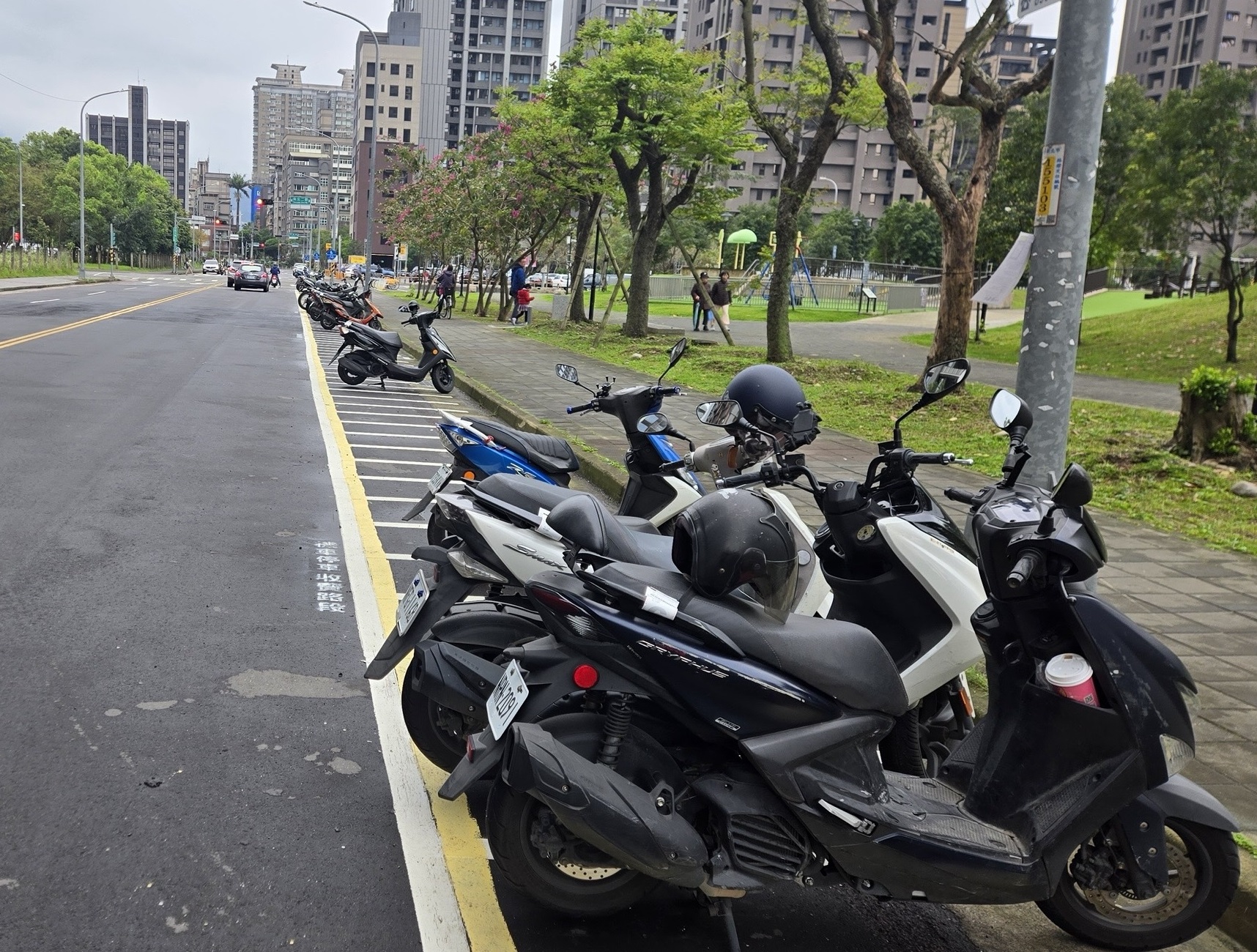 8月1日起，新北市開放大型重機可停放板橋、新店的路邊機車格。（新北交通局提供）