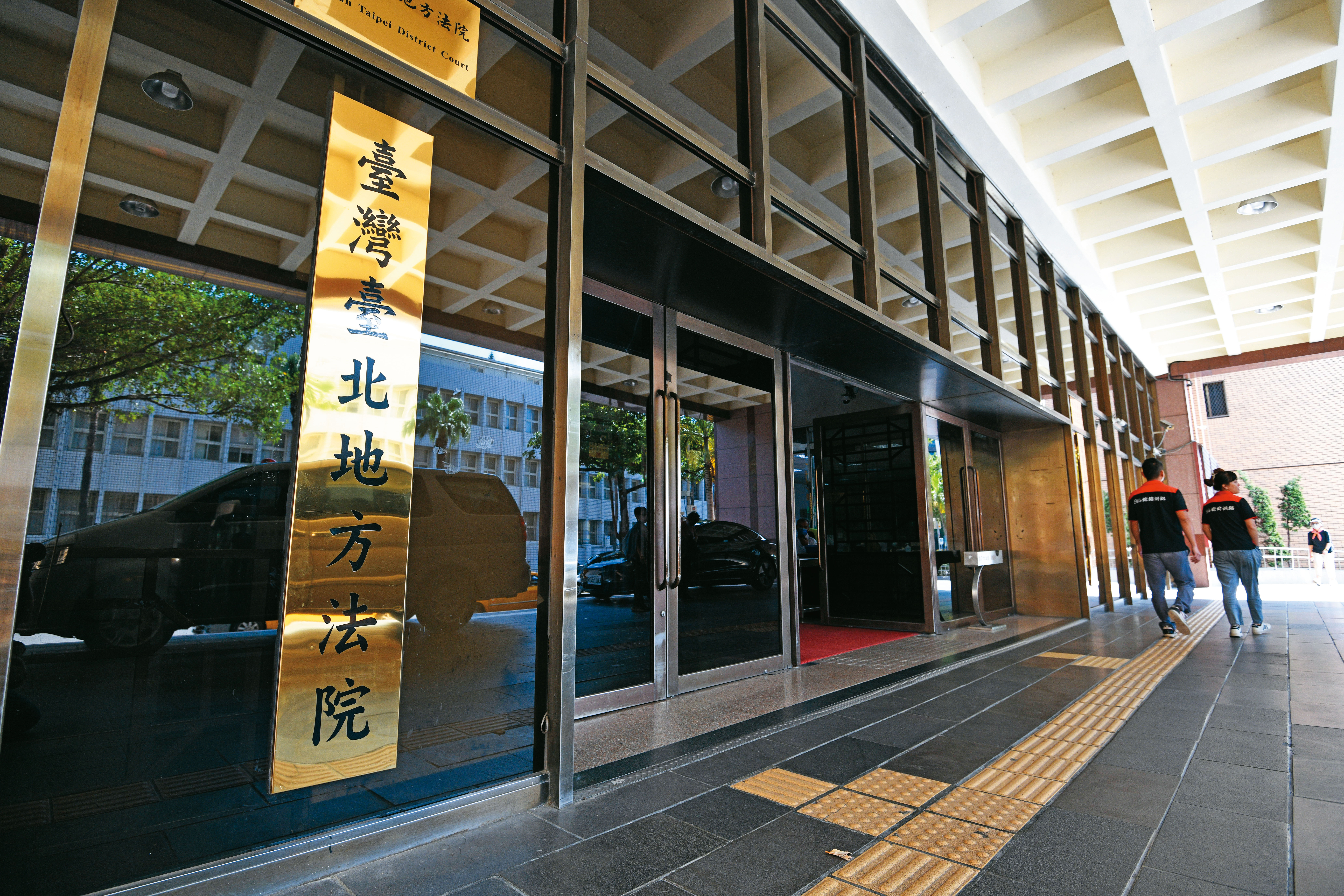 陳萬添等3人本月初開庭時皆認罪，並想爭取緩刑輕判，讓鄭楠興等股東感到不滿。