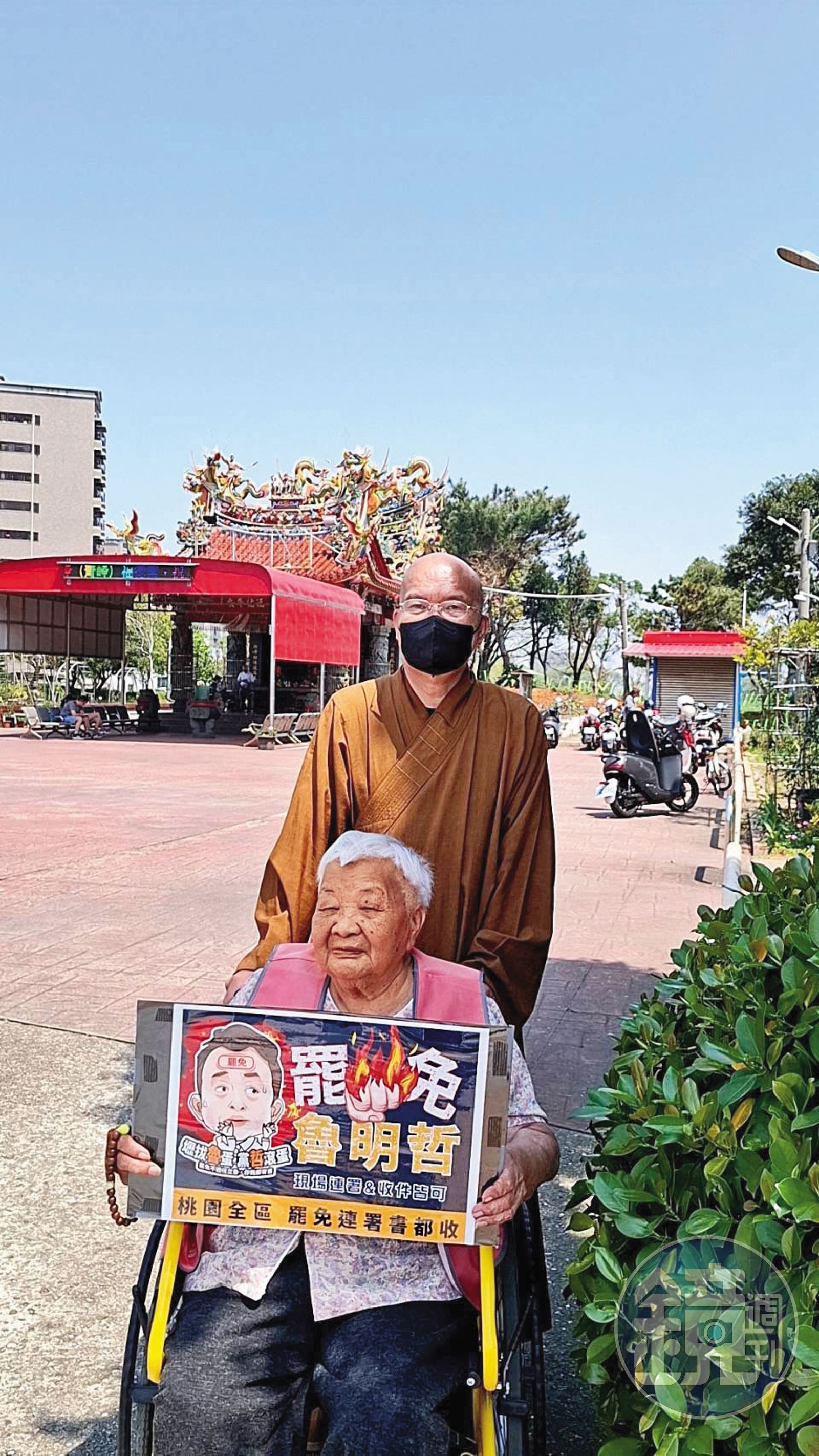 梵因法師每天推著母親的輪椅，舉著罷免標語走進大街小巷。（梵因法師提供）