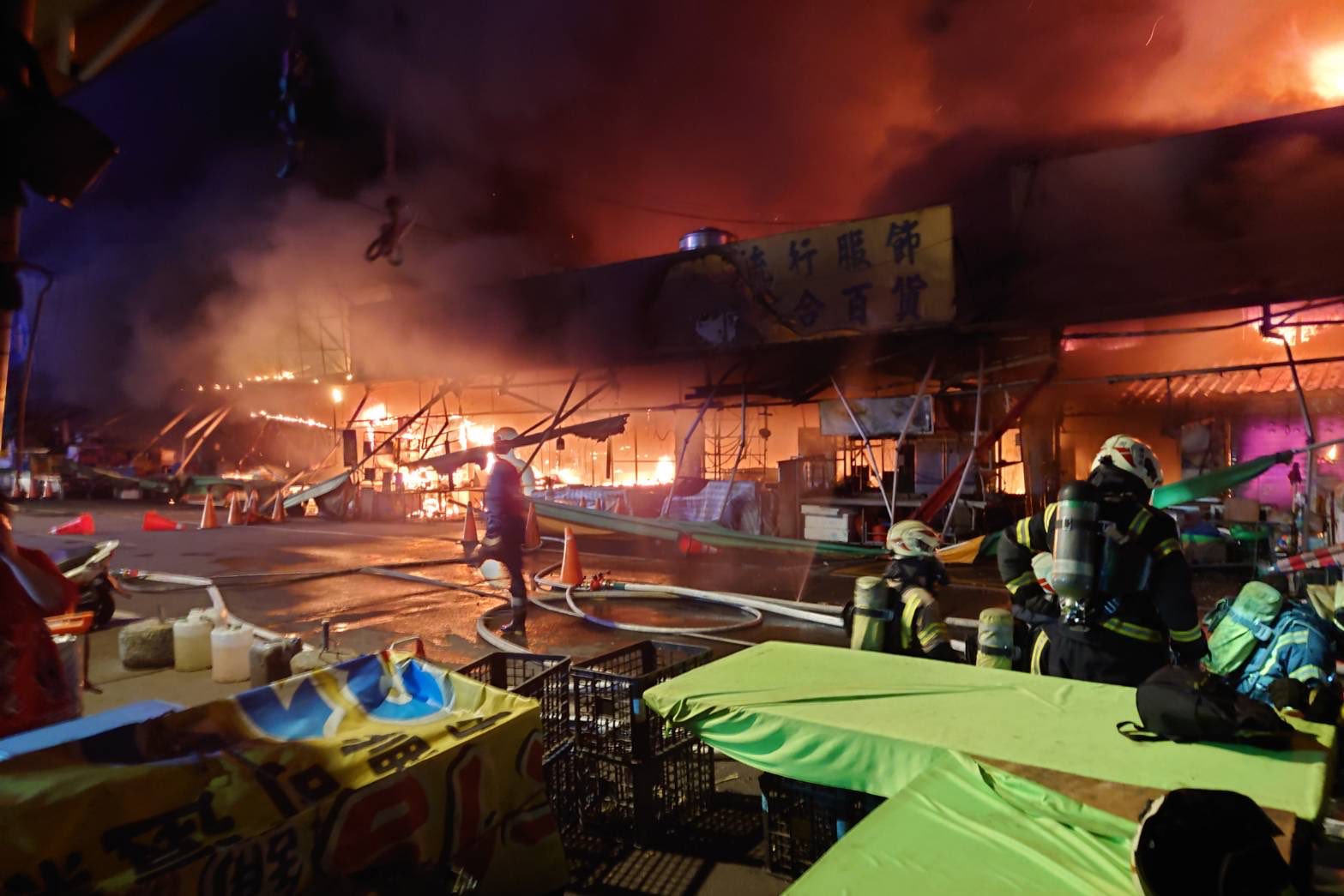 桃園南門市場大火，現場2/3區域嚴重受損。（翻攝黃瓊慧臉書）