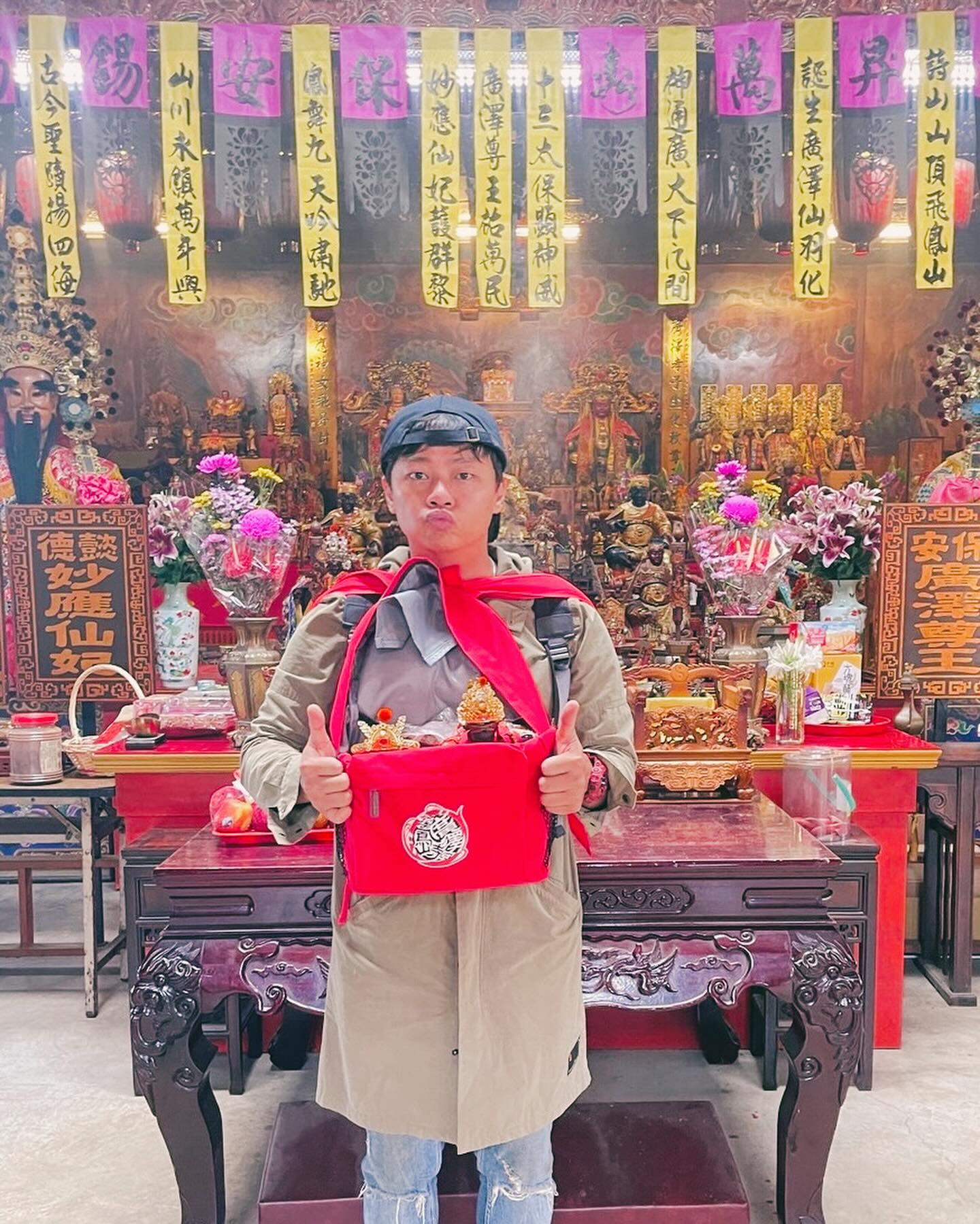 賴銘偉接掌家族經營的宮廟事業,仍不忘歌唱事業,因而被封為「搖滾宮主」。(翻攝自賴銘偉臉書)