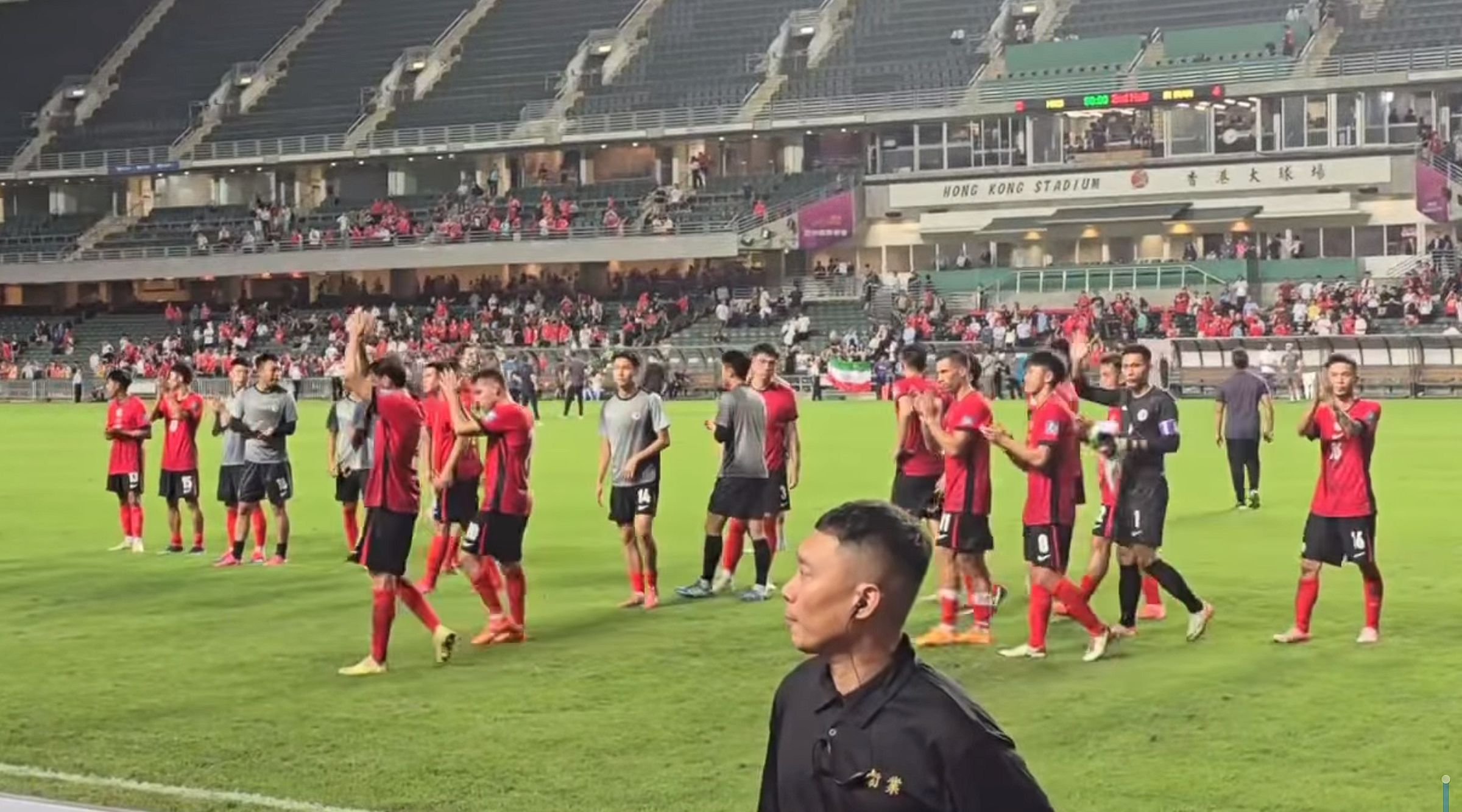 香港足球代表隊昨在香港大球場的世界盃外圍賽迎戰伊朗隊。（翻攝自臉書香港力量）