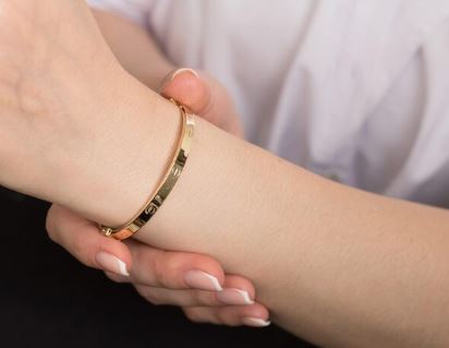 免費洗金手鐲!阿姨信了「拿回來少5克」。(示意圖;freepik)