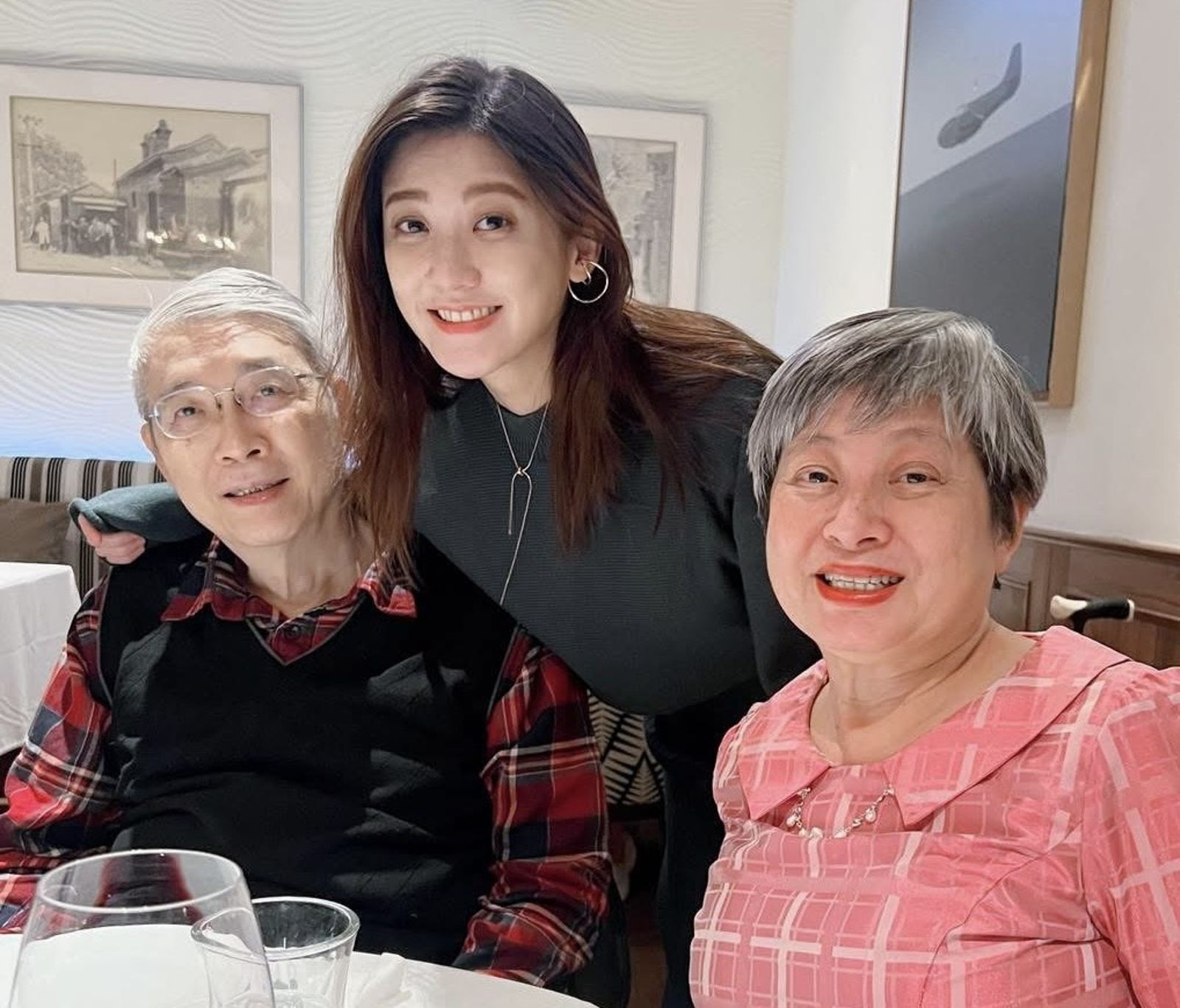 獨家／林逸欣返台南親監工拆43年父親診所招牌　 不捨嘆：從小那裡長大