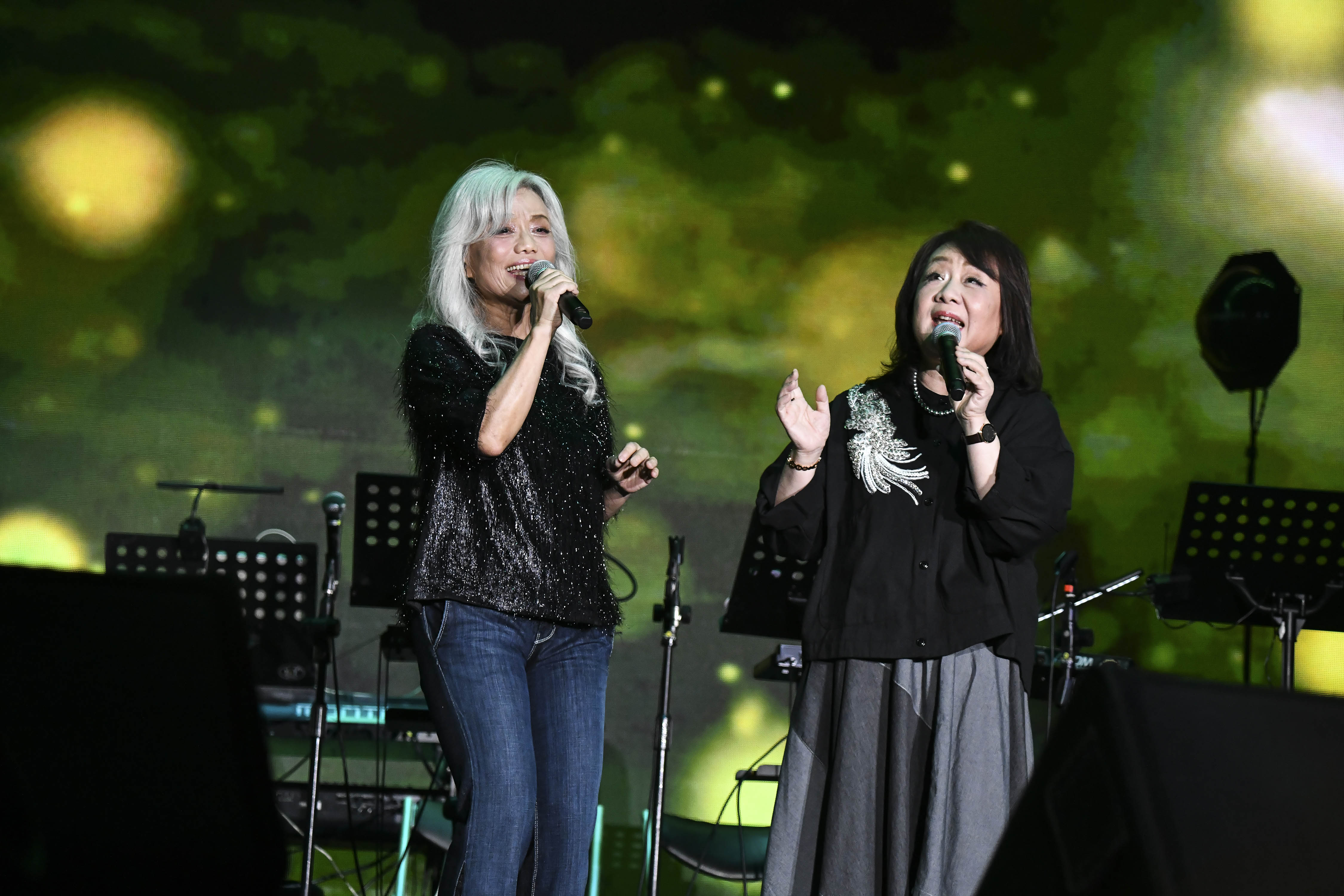 楊芳儀(左)、徐曉菁(右)感謝音樂製作人李國強當年力薦,〈秋蟬〉才能唱了40多年。(中華音樂人交流協會提供)